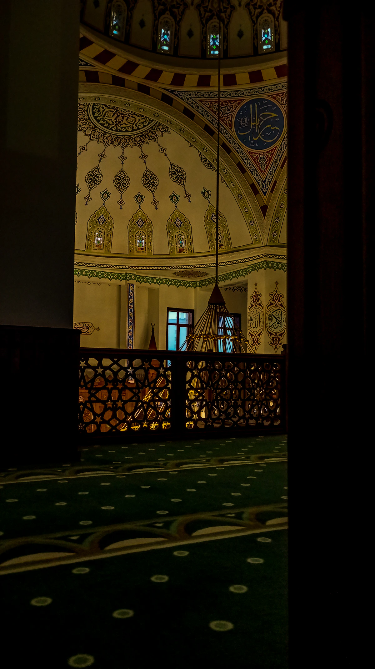 Ruang salat masjid yang tenang sebagai simbol keteguhan dalam beribadah