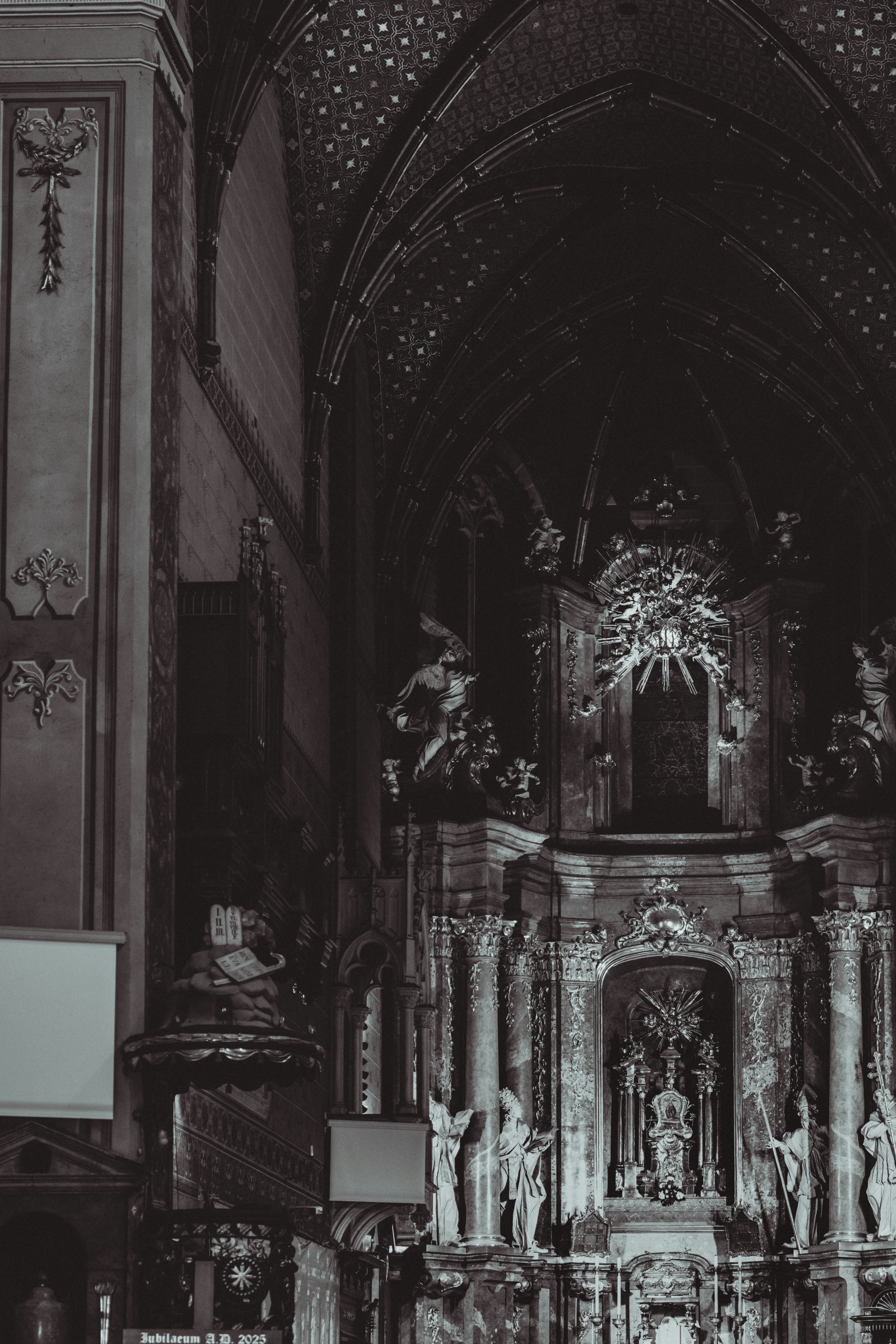 Verzierter Altar in einer schwach beleuchteten historischen Kirche