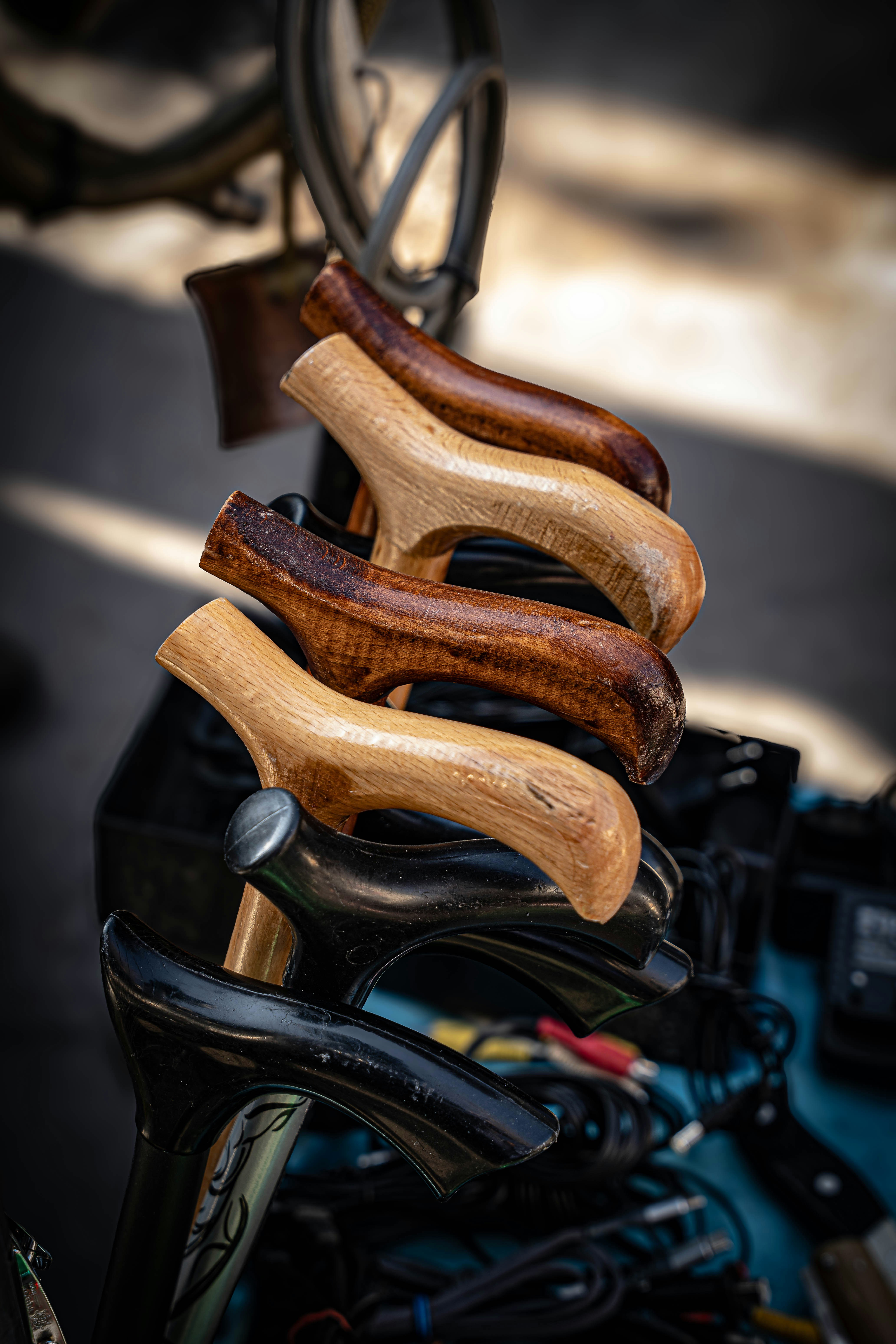 Plusieurs poignées de canne en bois disposées ensemble