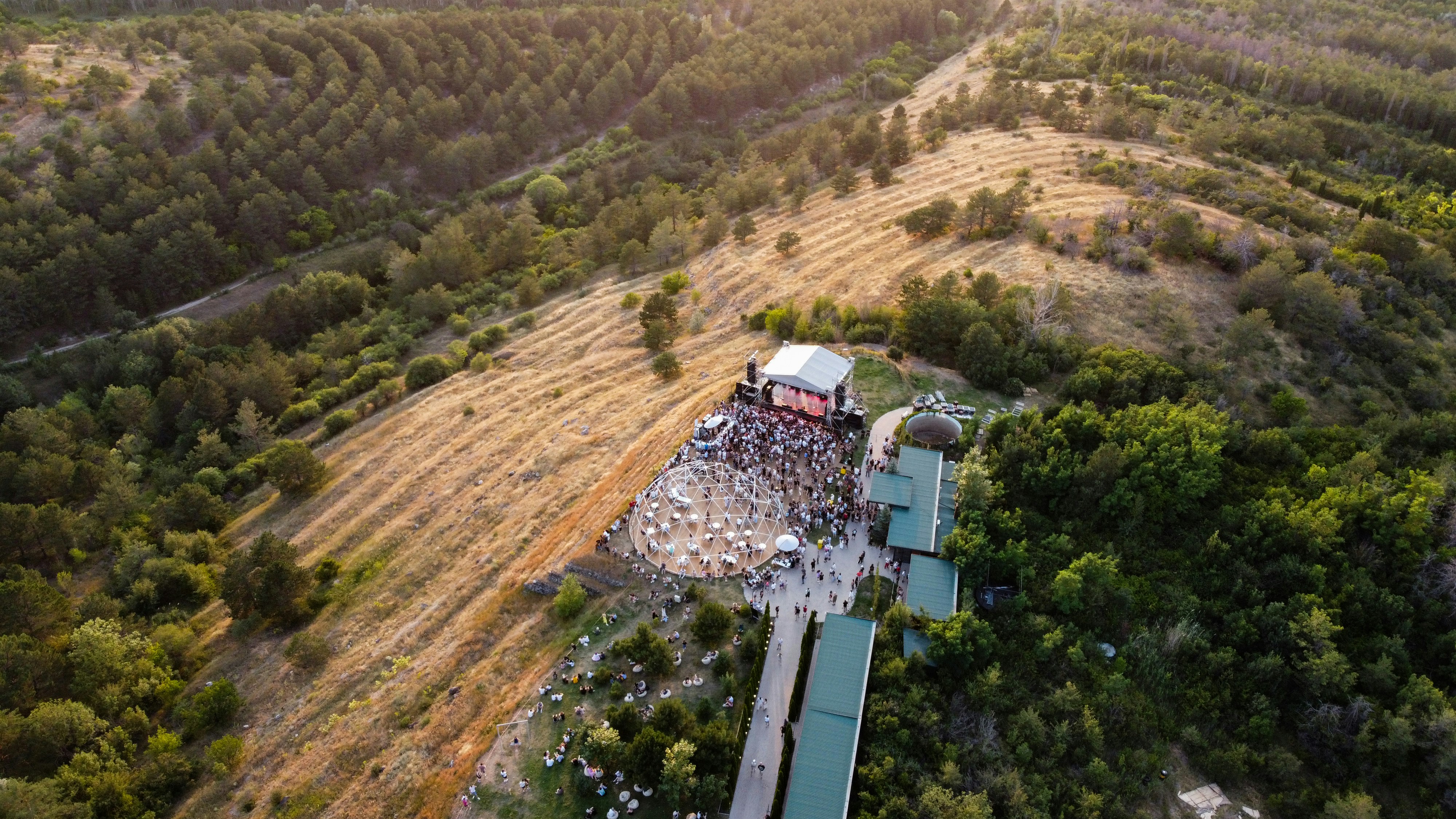 Vista aerea di una proprietà rurale con edifici e alberi.