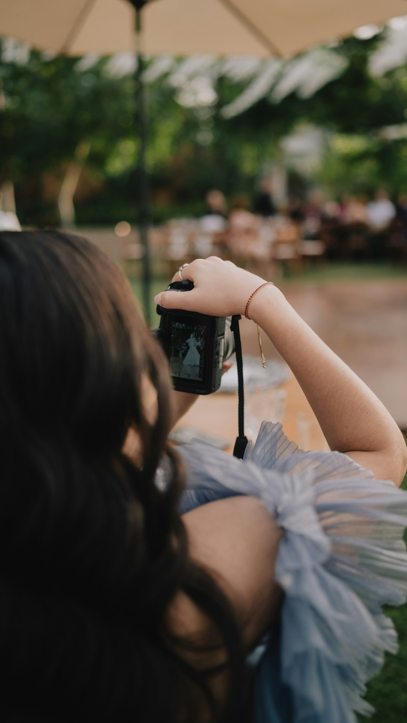 Fotografka zachycuje svatební moment venku