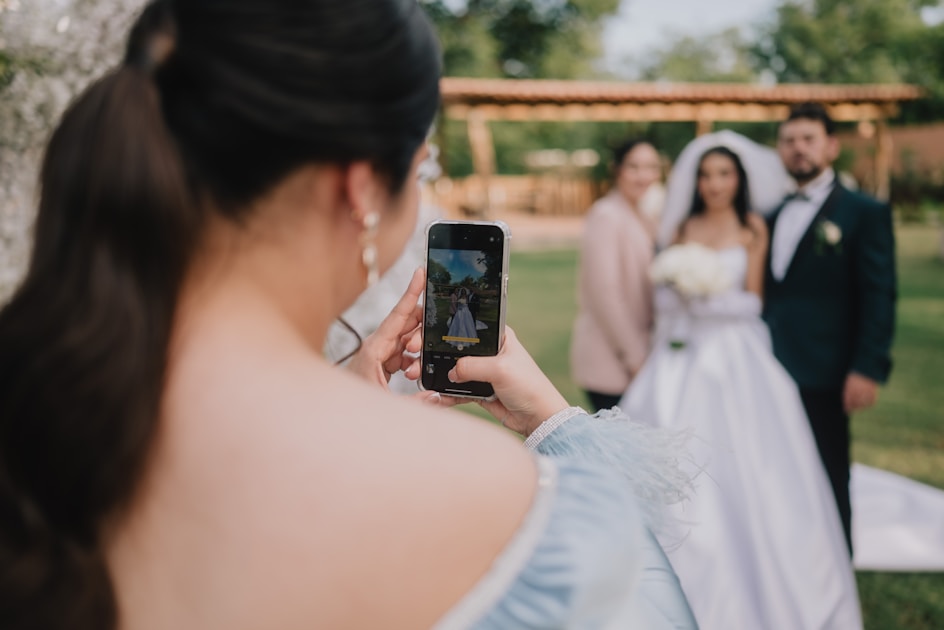 Smartphone con app di pianificazione matrimonio su sfondo elegante