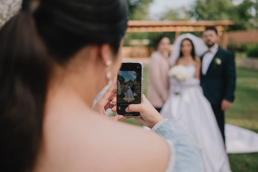 Wedding content creator merekam momen pengantin