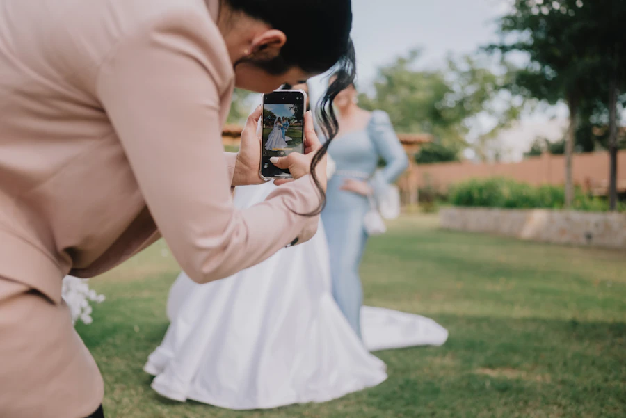 Pengantin difoto menggunakan smartphone