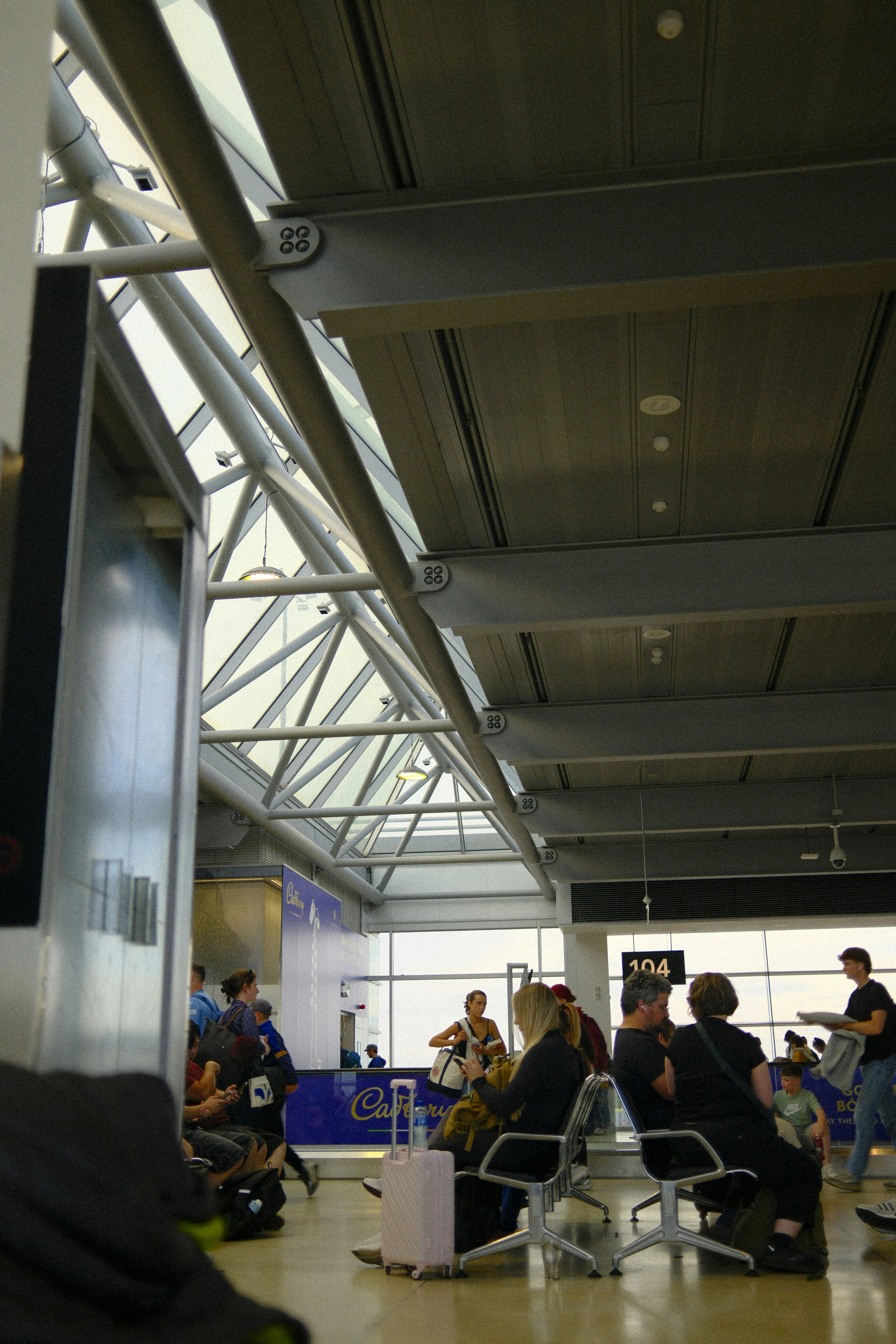 Traveler waiting during passenger compensation timeline after international flight disruption