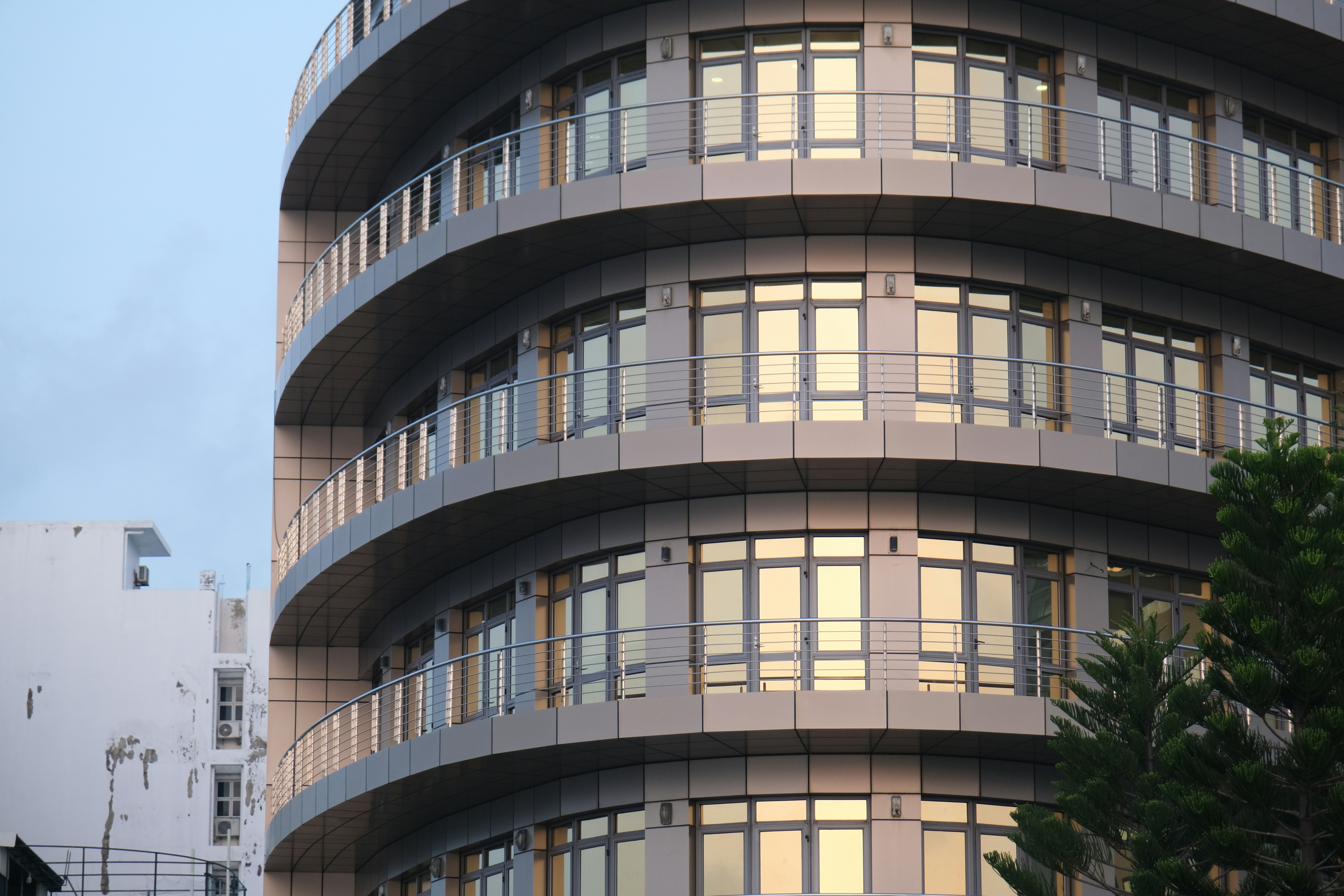 Modernes Gebäude mit gebogenen Balkonen und Fenstern