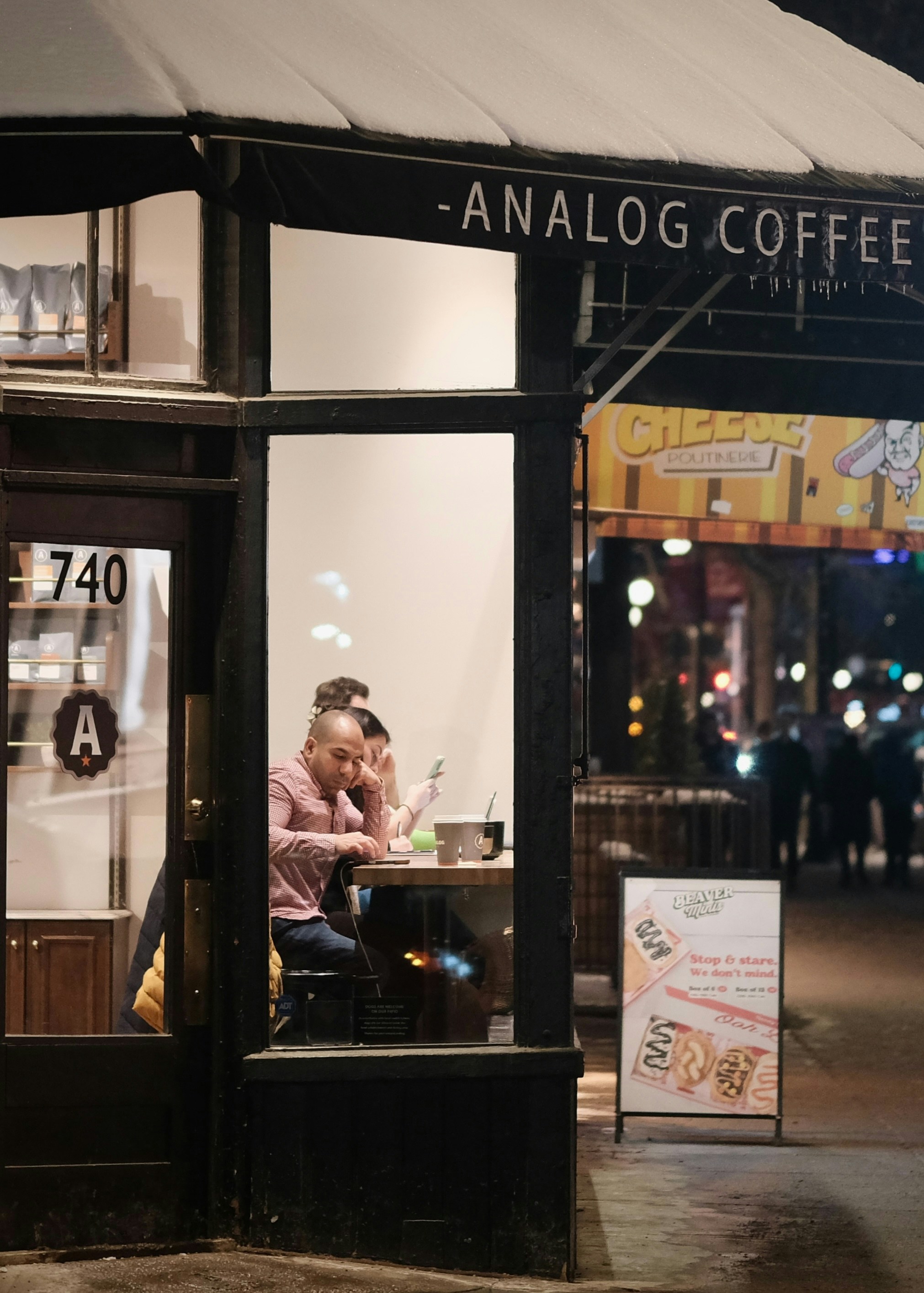 Ambiente acogedor del café con clientes disfrutando de momentos especiales juntos