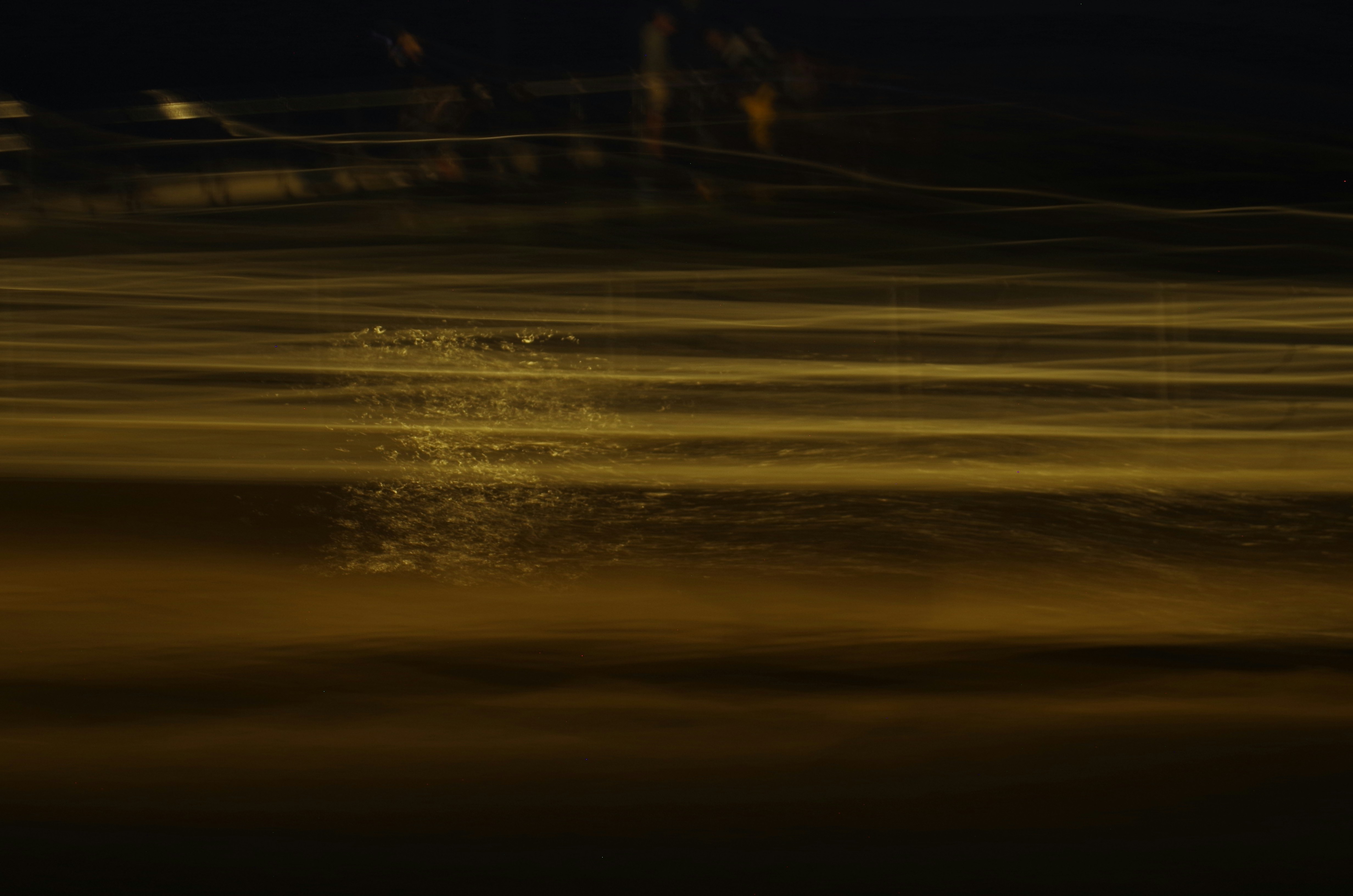 Strisce astratte di luce dorata di notte