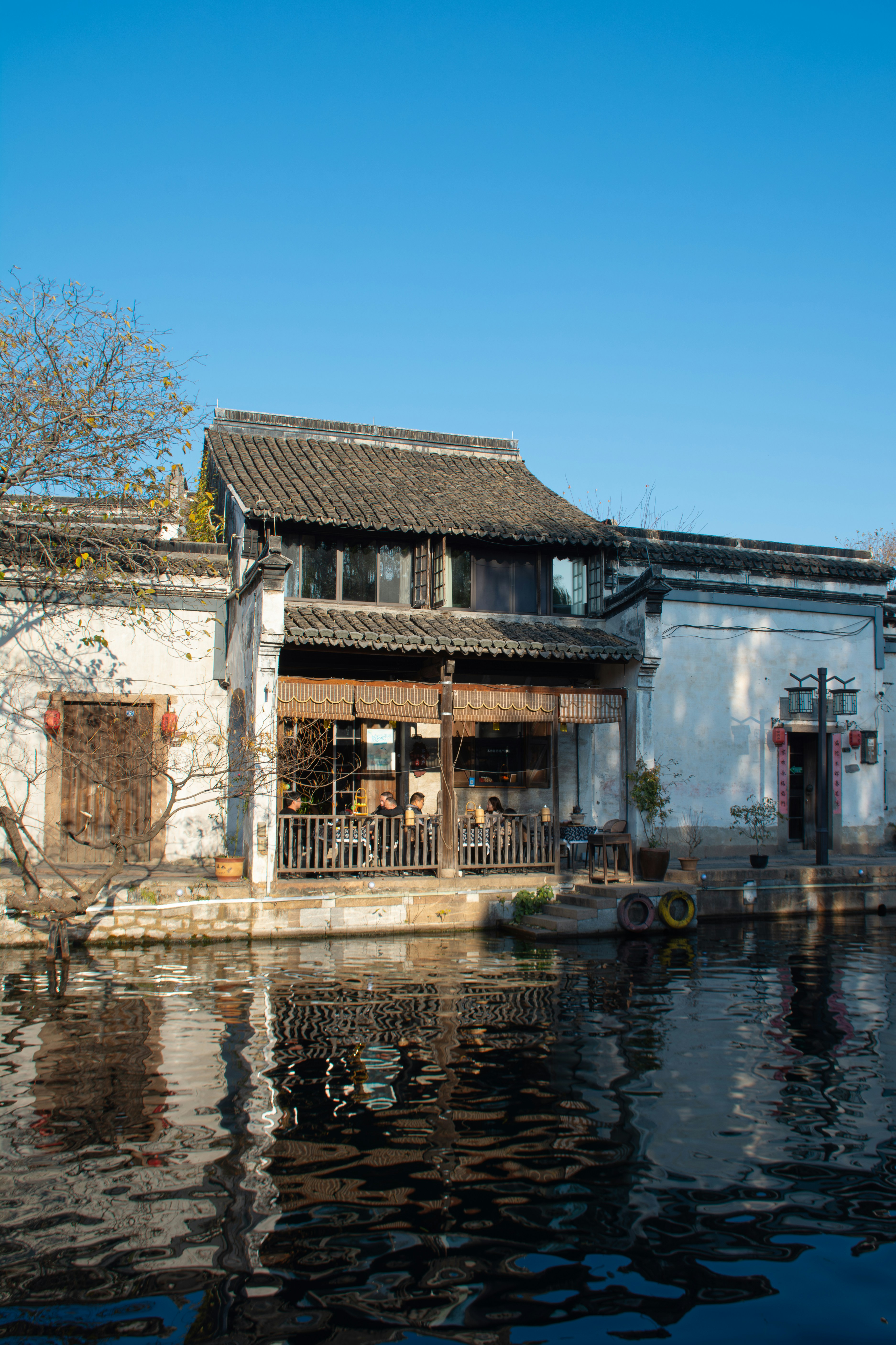 Traditionelle chinesische Gebäude säumen einen ruhigen Kanal