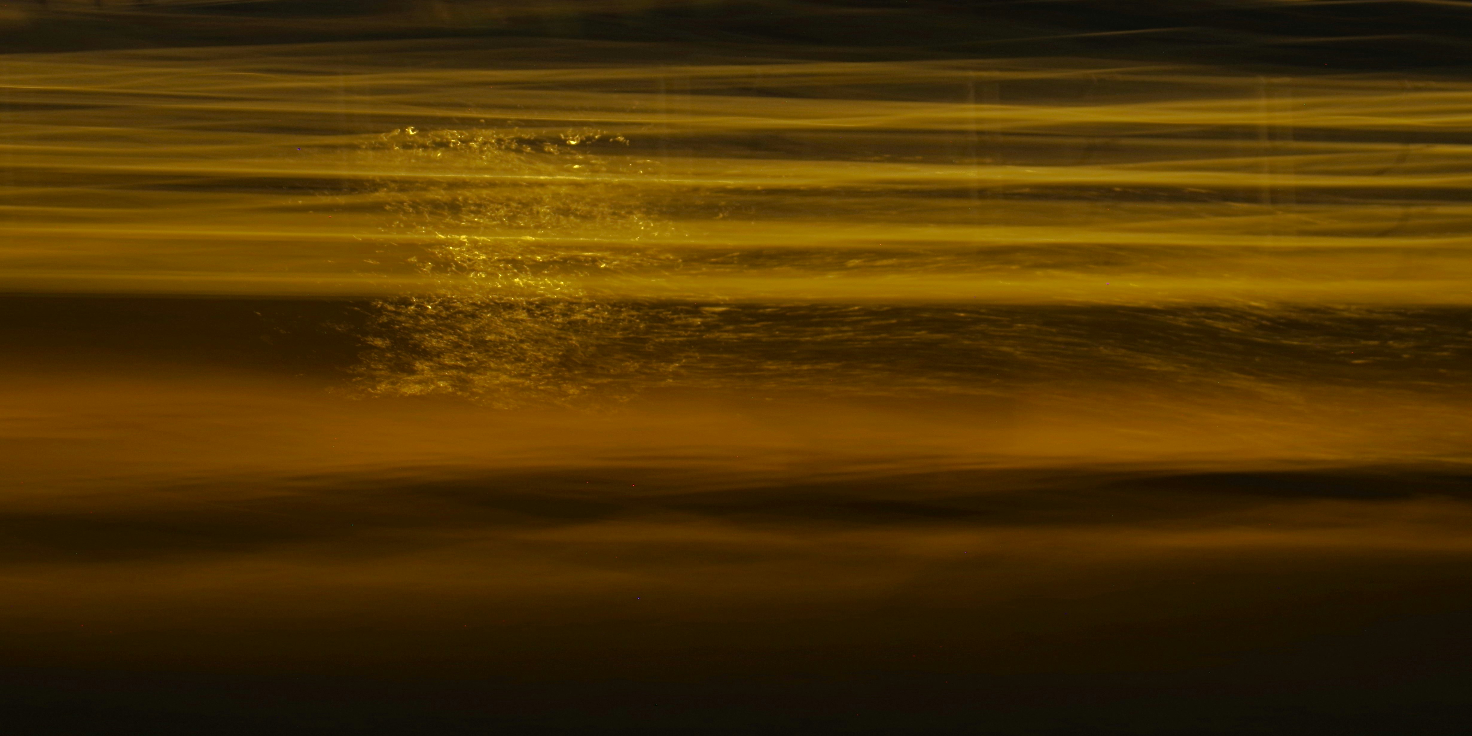 Onde dorate che riflettono la luce del sole al tramonto