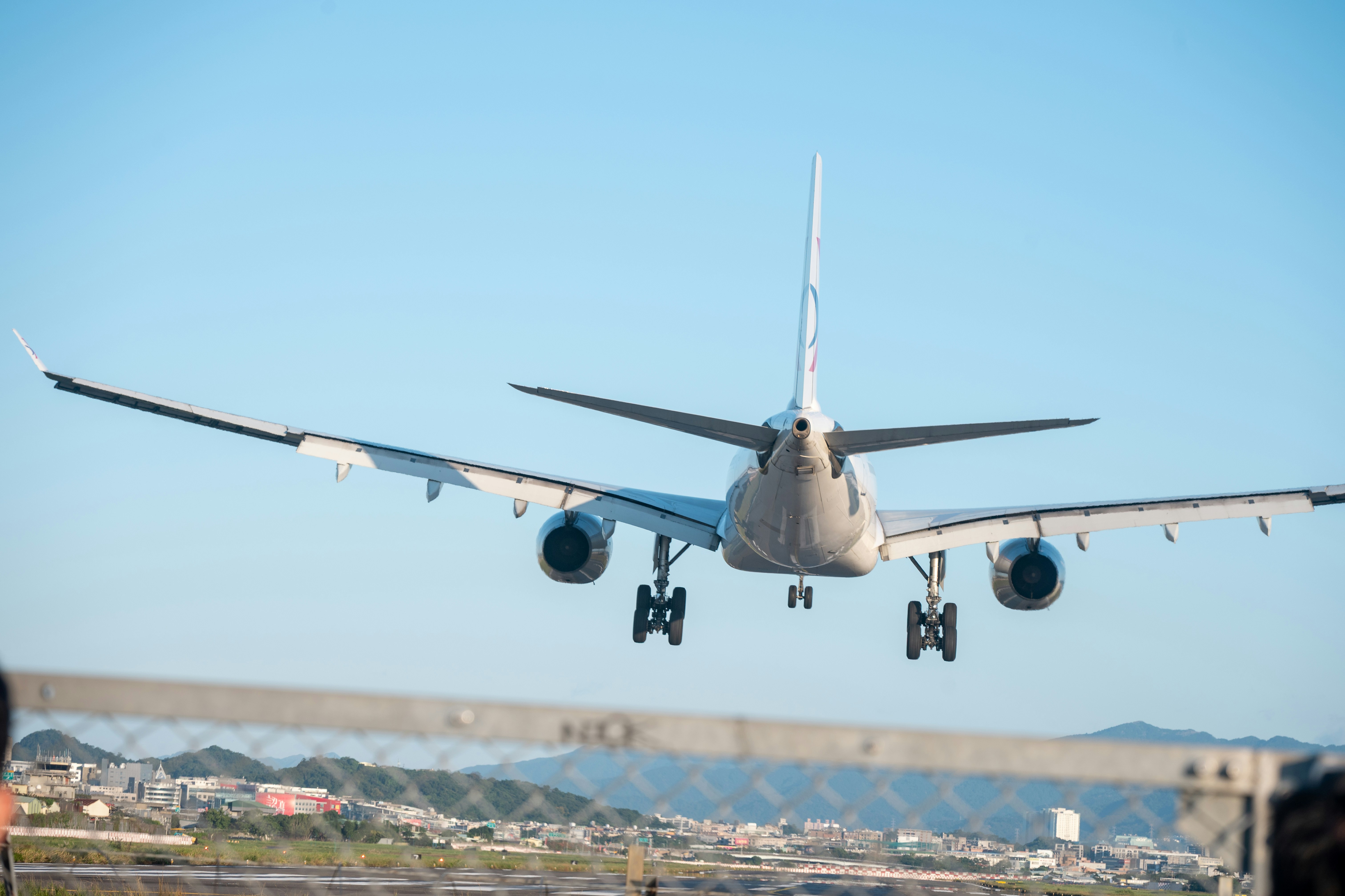 Flugzeug sinkt zur Landung mit ausgefahrenem Fahrwerk