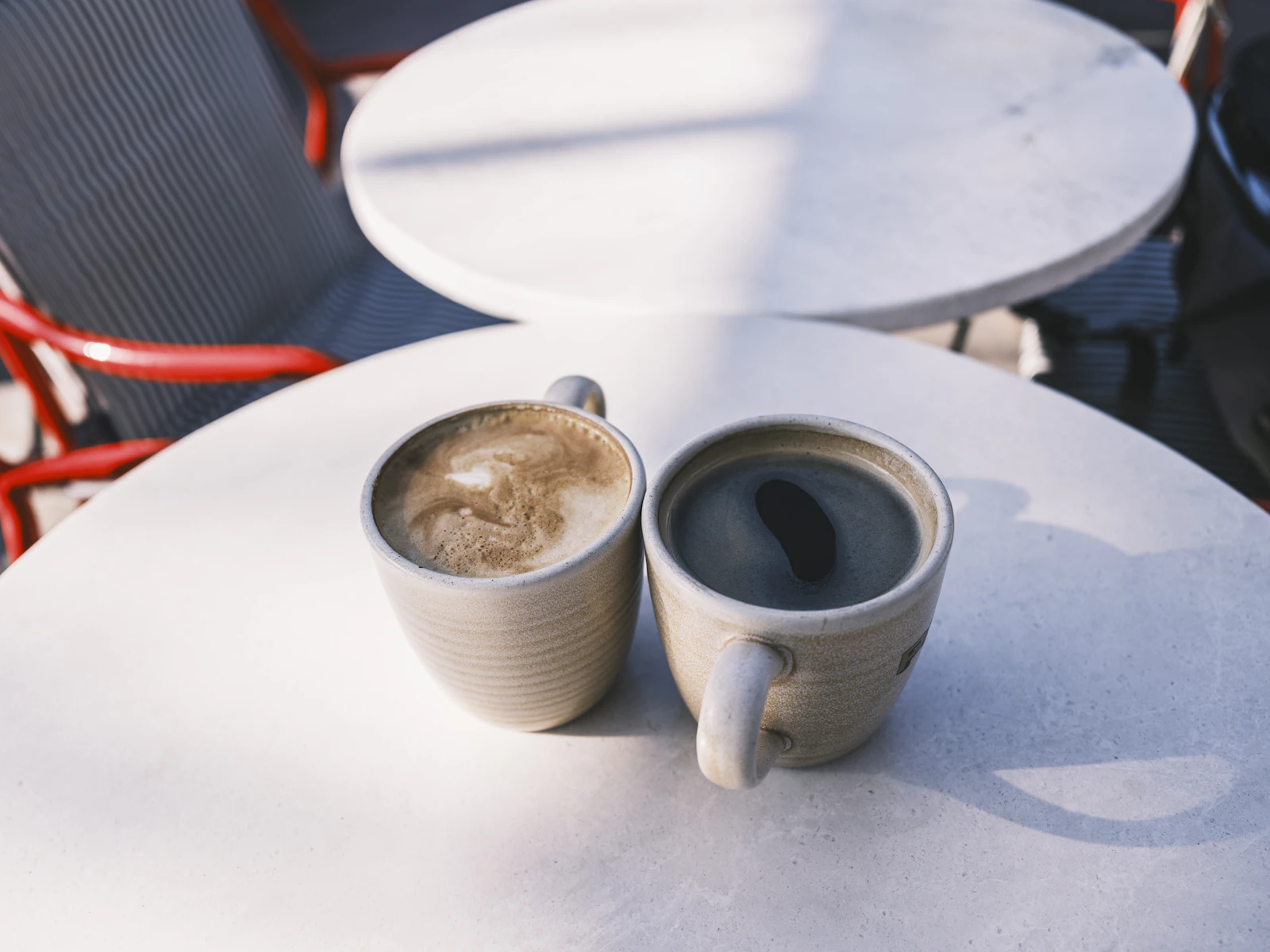 Zwei Tassen Kaffee auf einem hellen Tisch