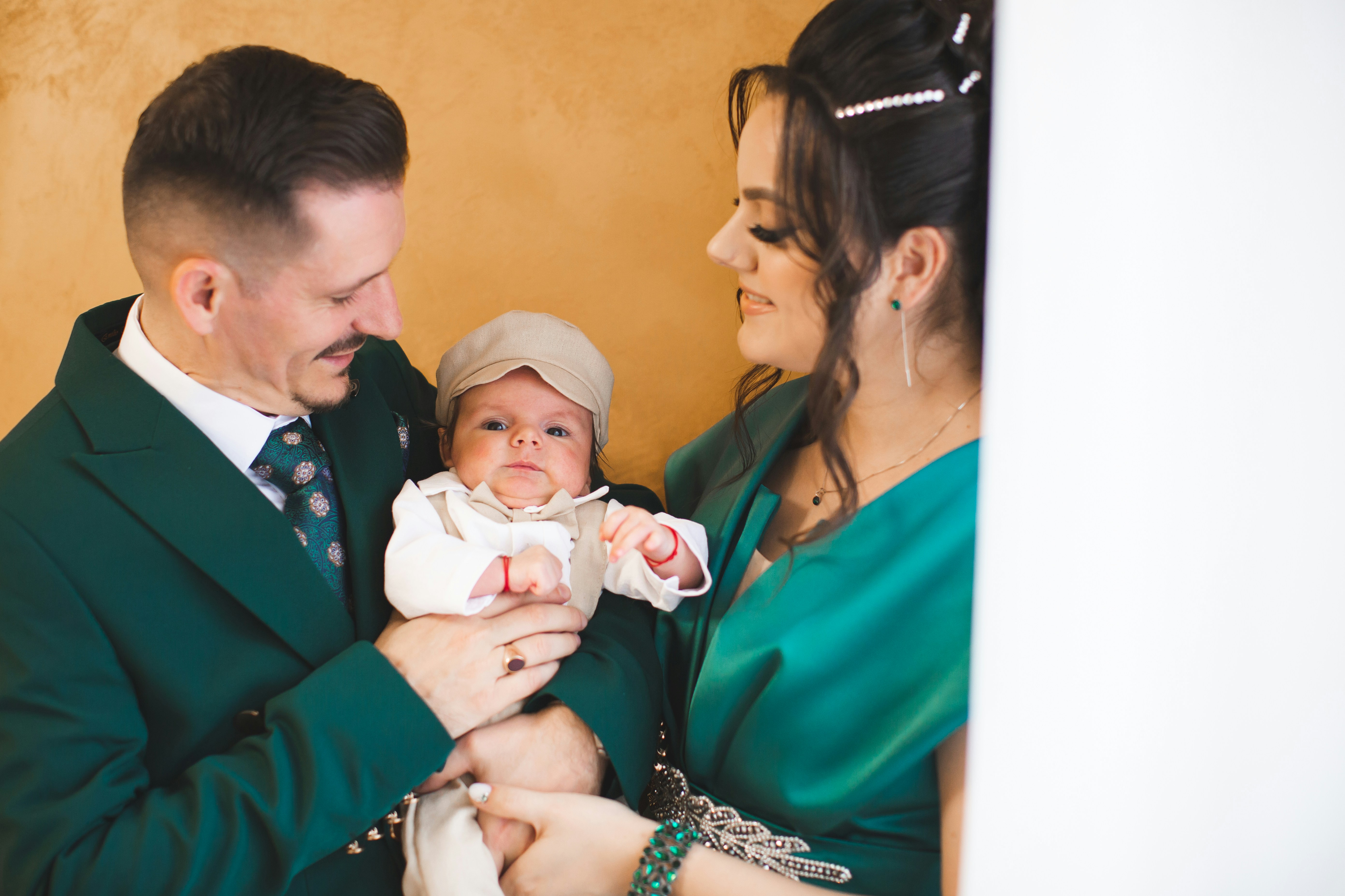 Padres sosteniendo a su bebé recién nacido en brazos