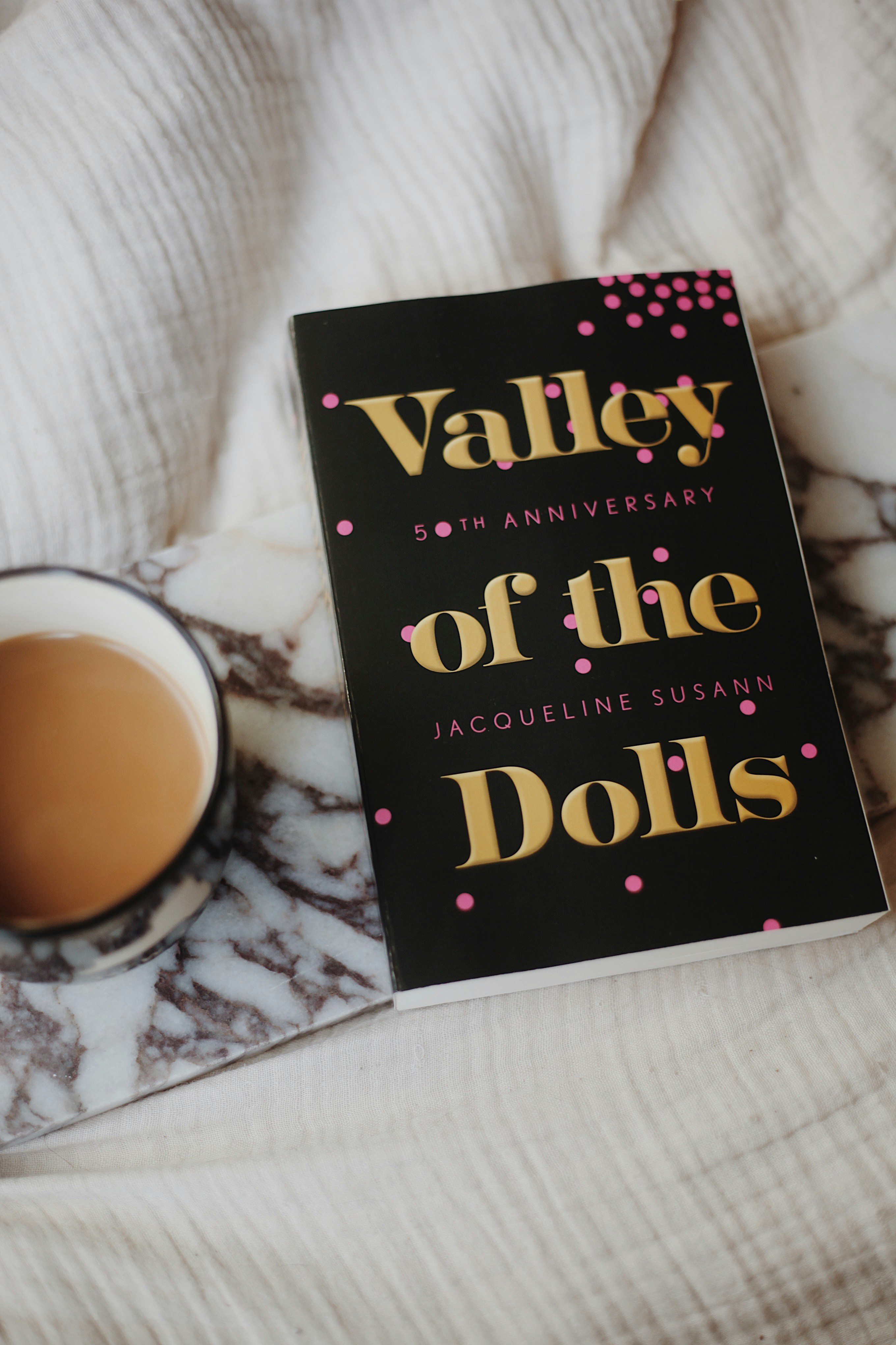 Vale das bonecas livro com xícara de café