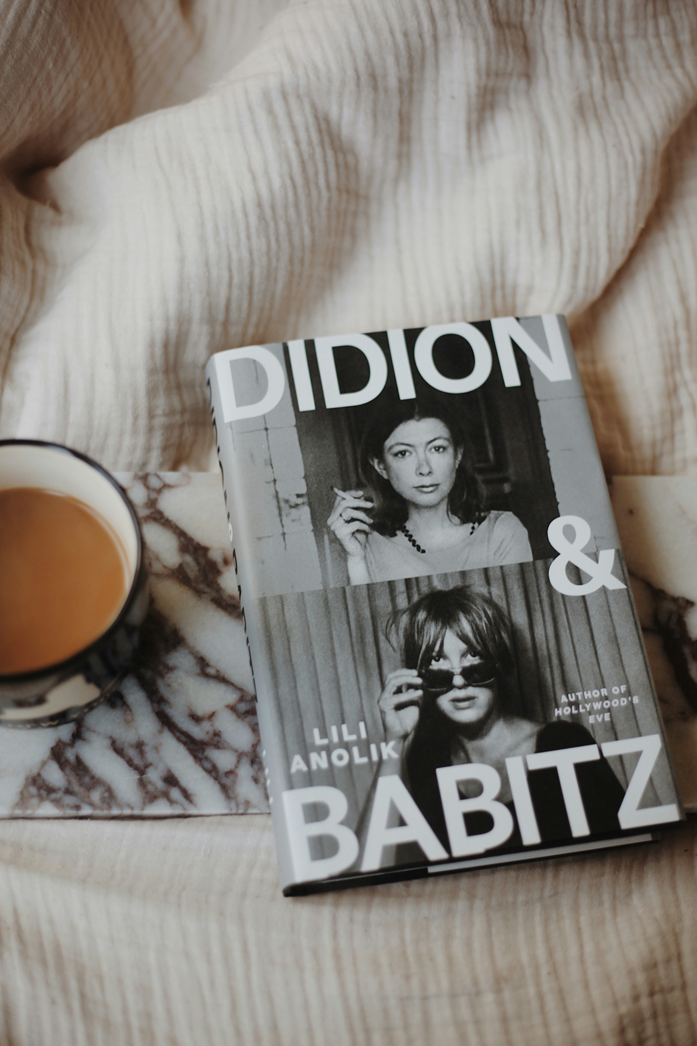 Capa do livro com café e tecido texturizado