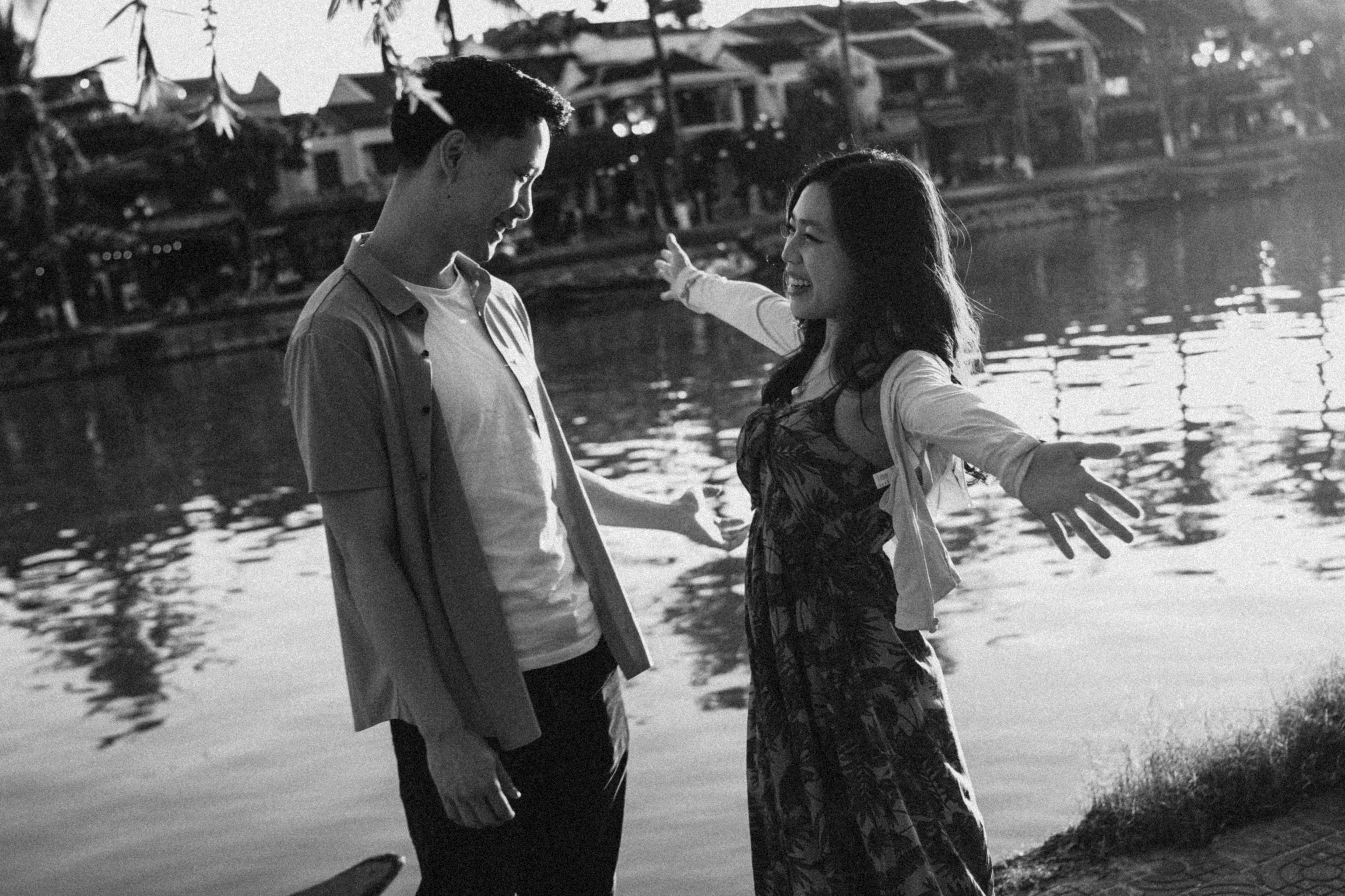 Paar, das sich am Wasser anschaut