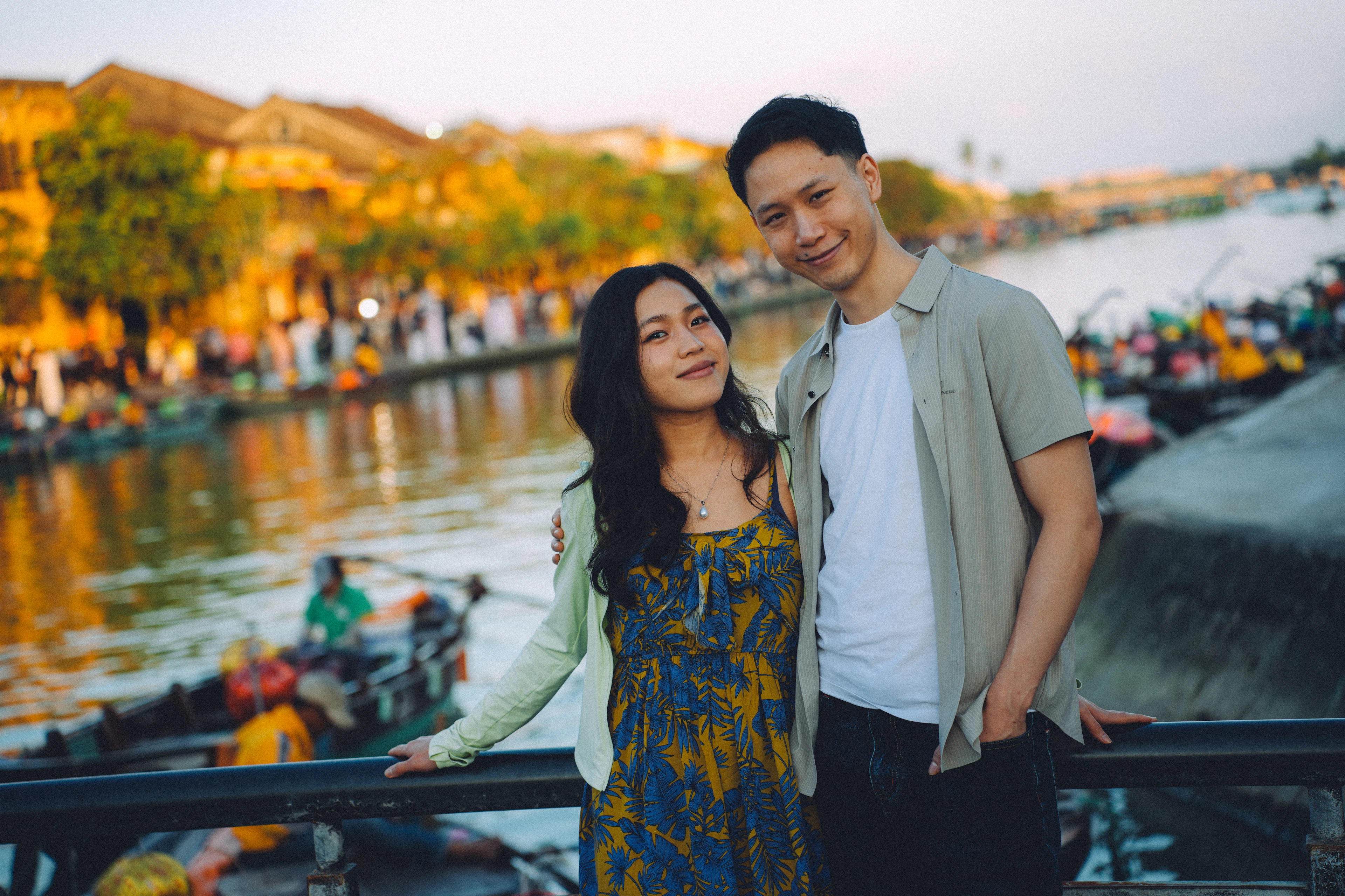A couple on a bridge over the Aare in Bern