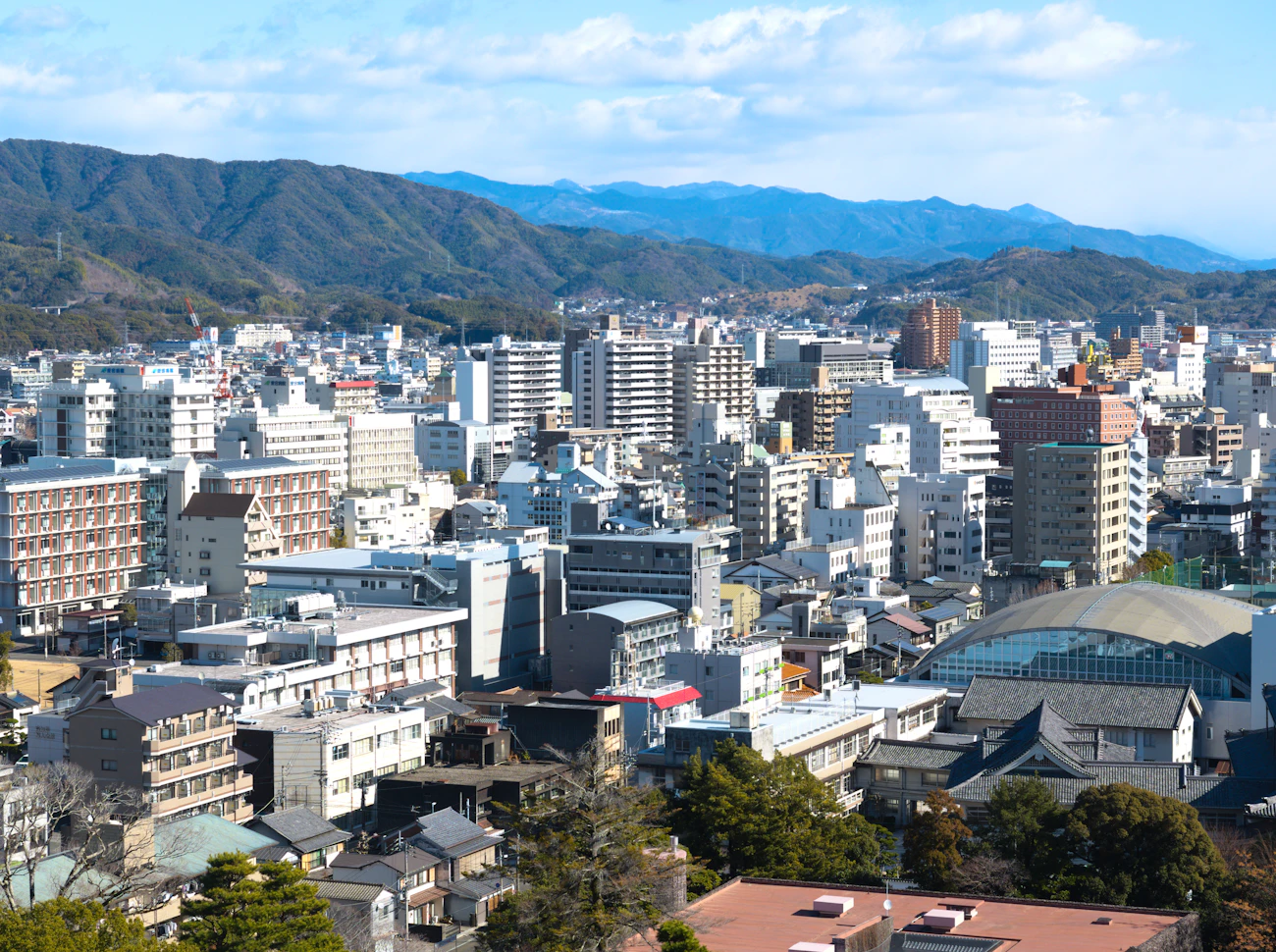 山を背景にした日本の街並み