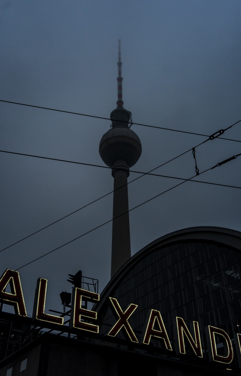 Fernsehturm in Berlin bei Dämmerung
