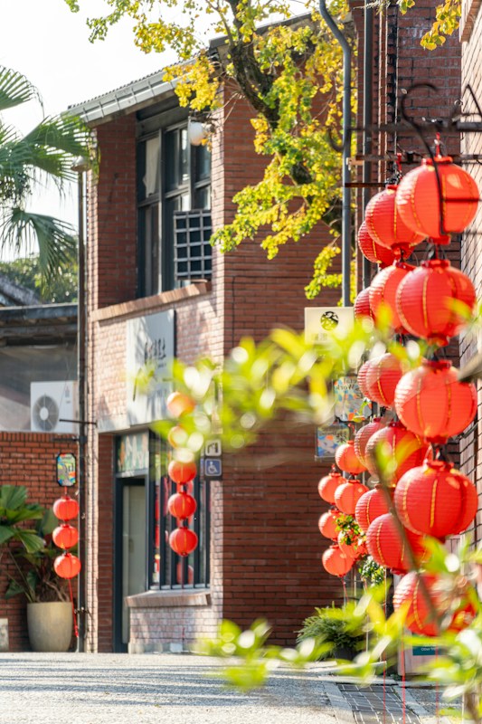 宜蘭傳藝園區紅磚建築外掛著一串串紅燈籠