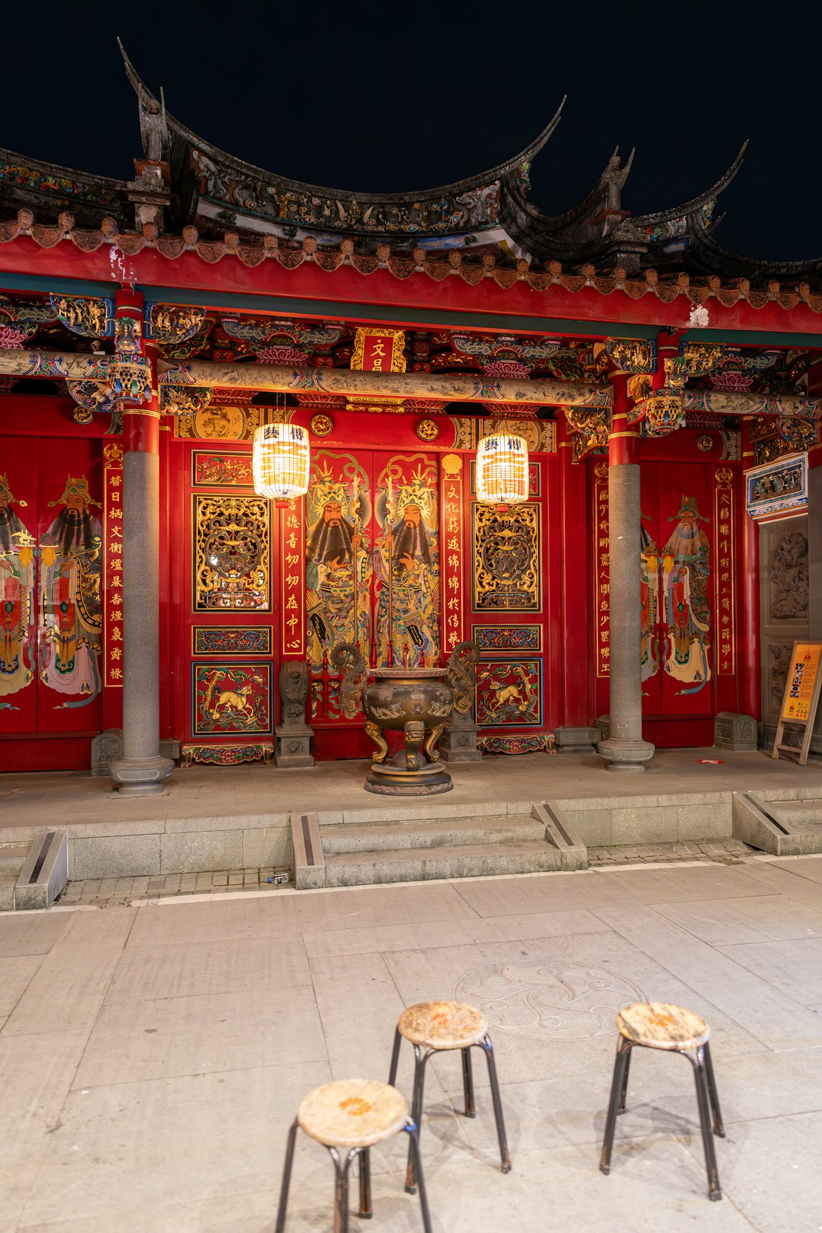 宜蘭伝統芸術センターの閩南式大門、真紅の扉と高く掲げられた赤提灯