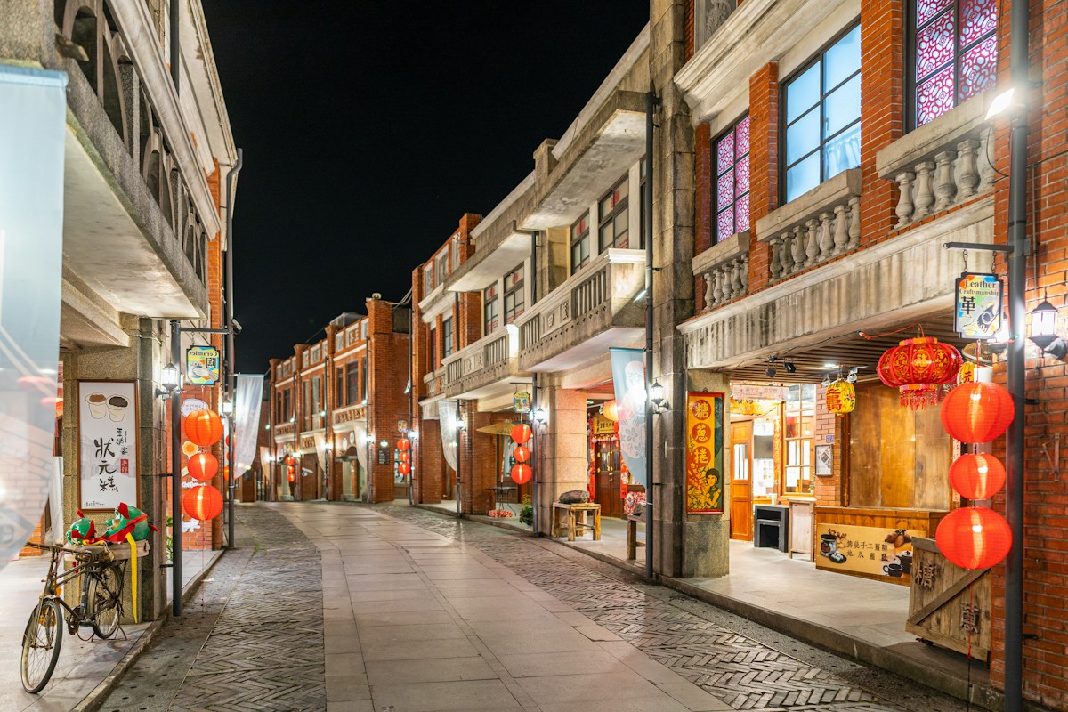 宜蘭傳藝園區的紅磚老街夜景，店家掛著紅燈籠