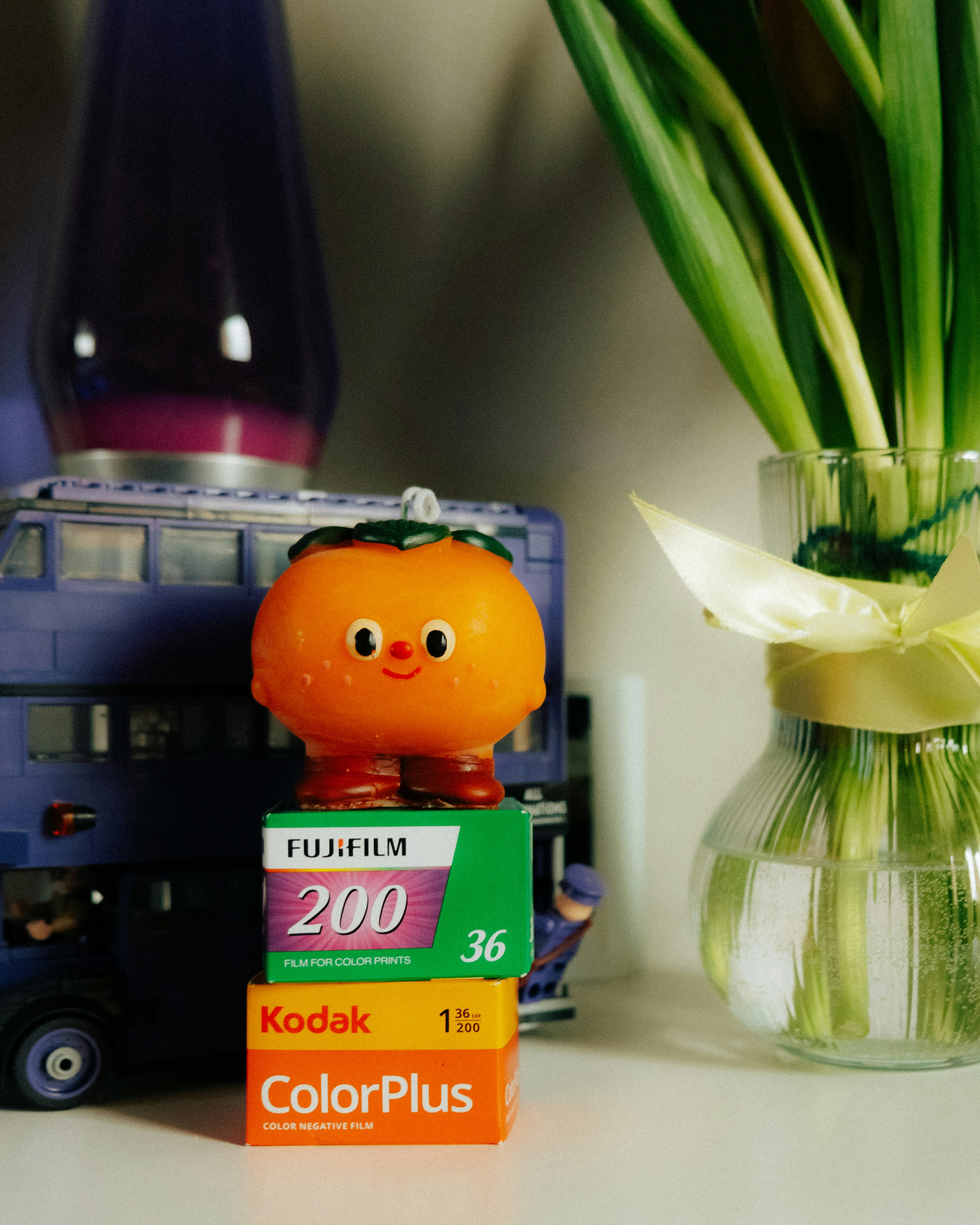 Spielzeugfigur auf Filmrollen mit Blumen