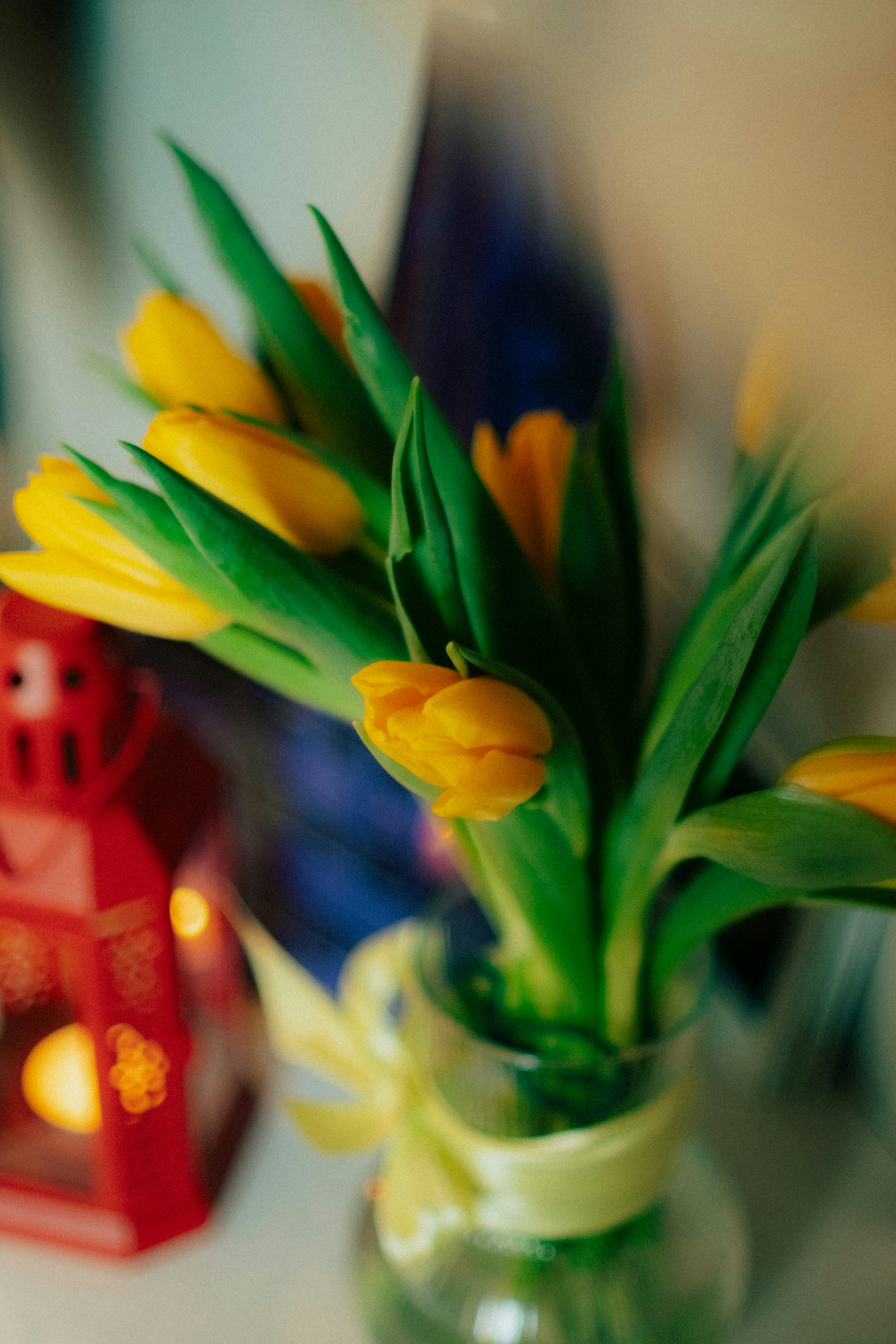 Ein Strauß gelber Tulpen in einer Vase.