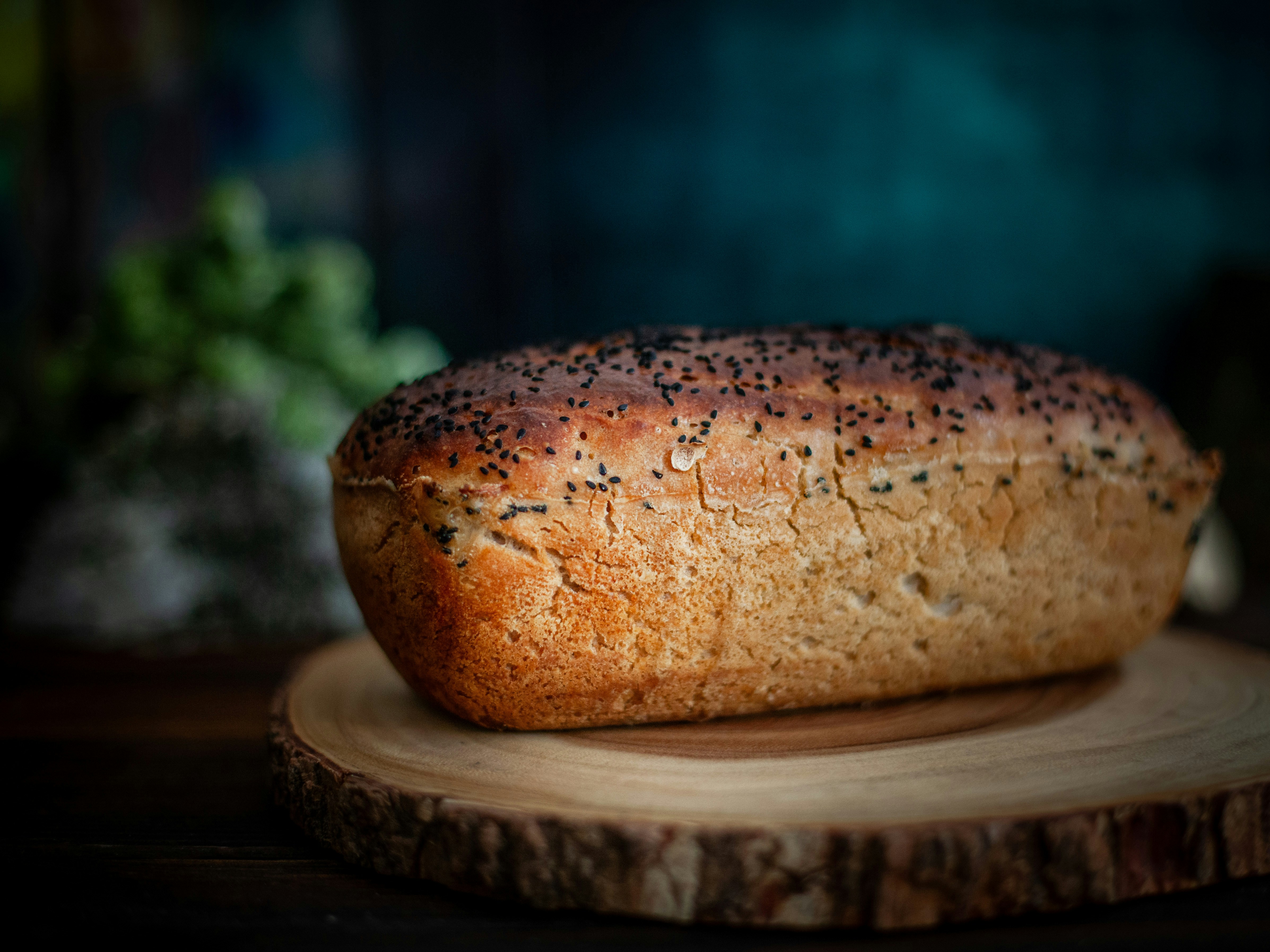 Ein Laib Brot mit Samen obendrauf.