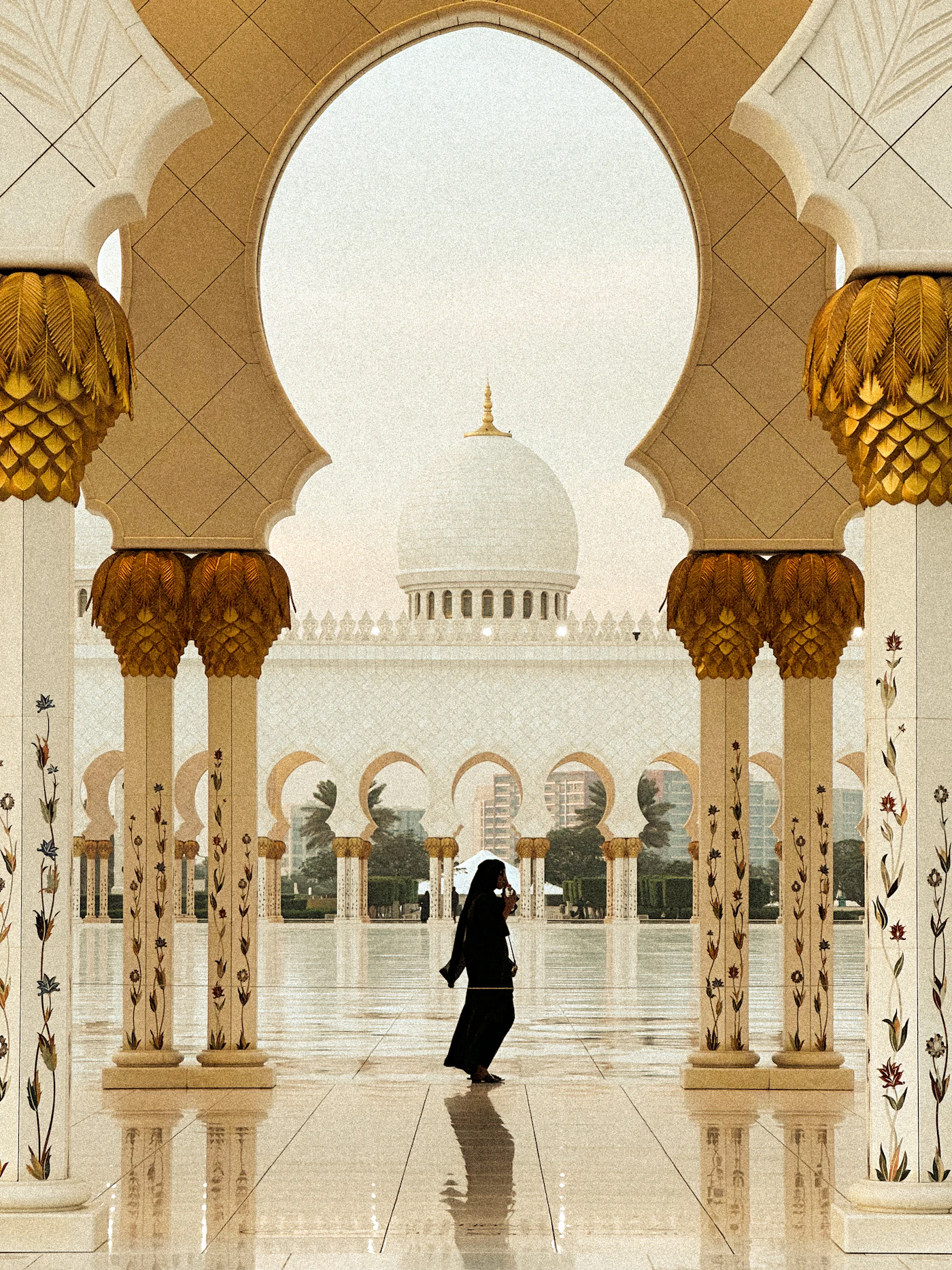 Besucherin im Arkadengang der Sheikh-Zayed-Moschee