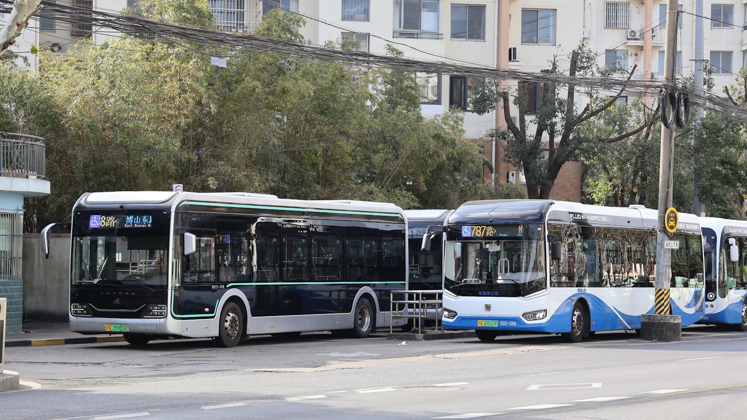 Ônibus modernos estacionados em terminal