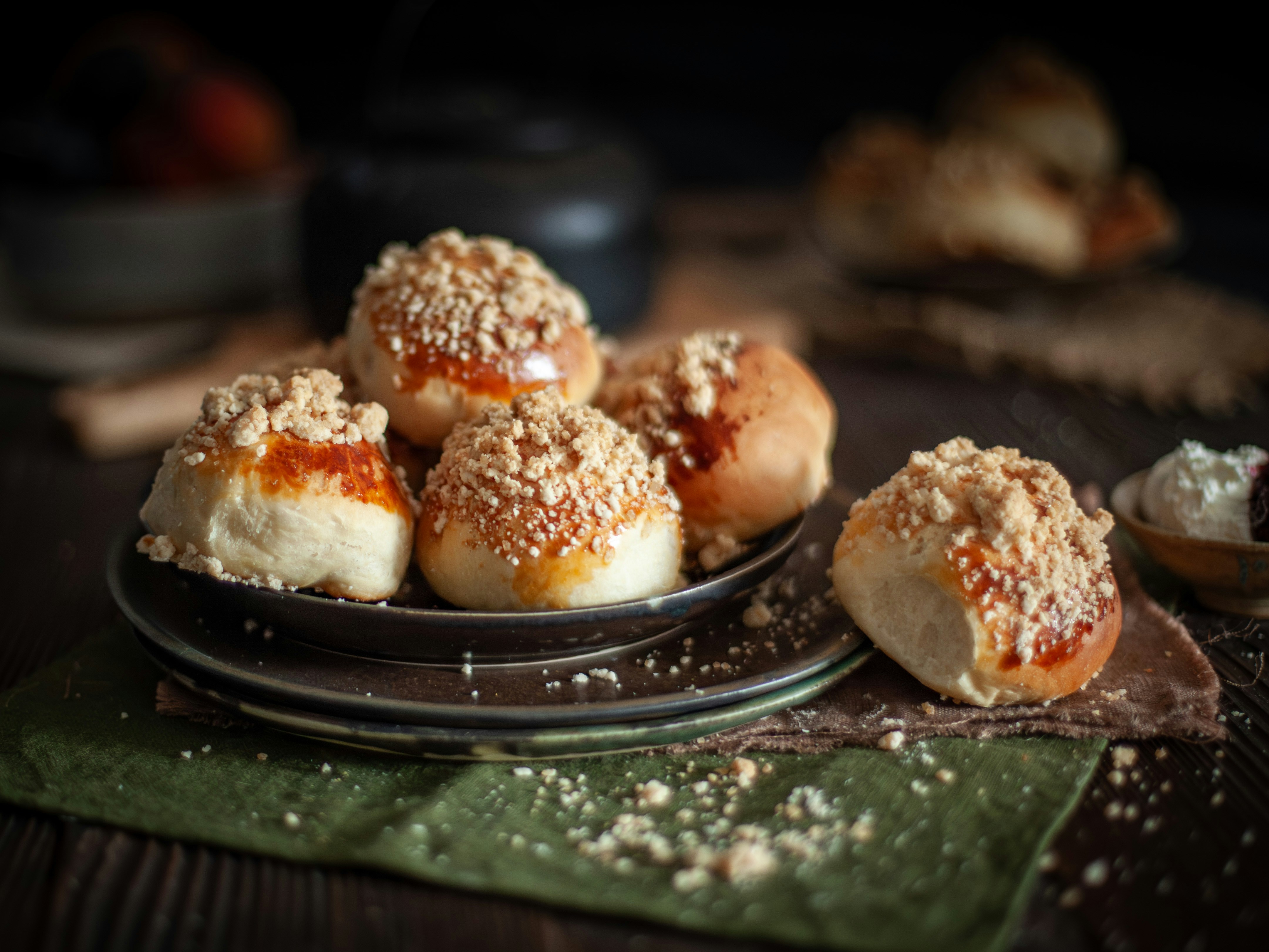 Süße Gebäcke, garniert mit Krümeln und Marmelade