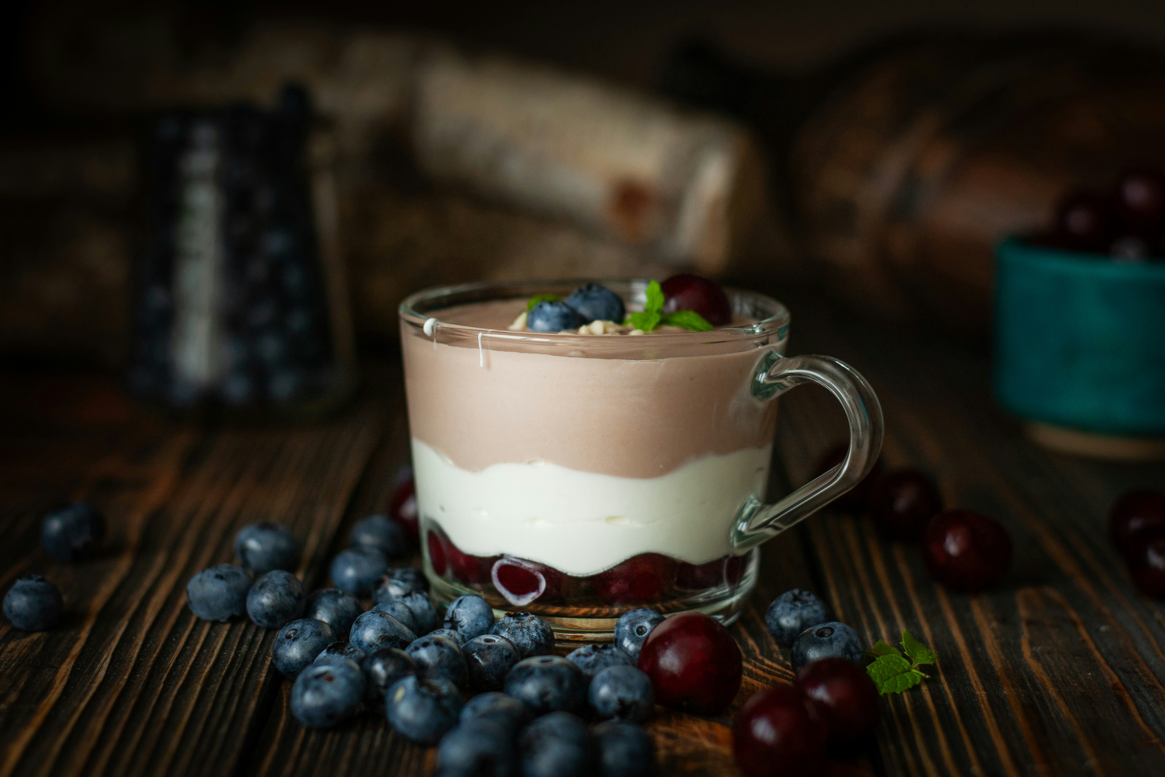 Geschichtetes Dessert mit Blaubeeren und Kirschen