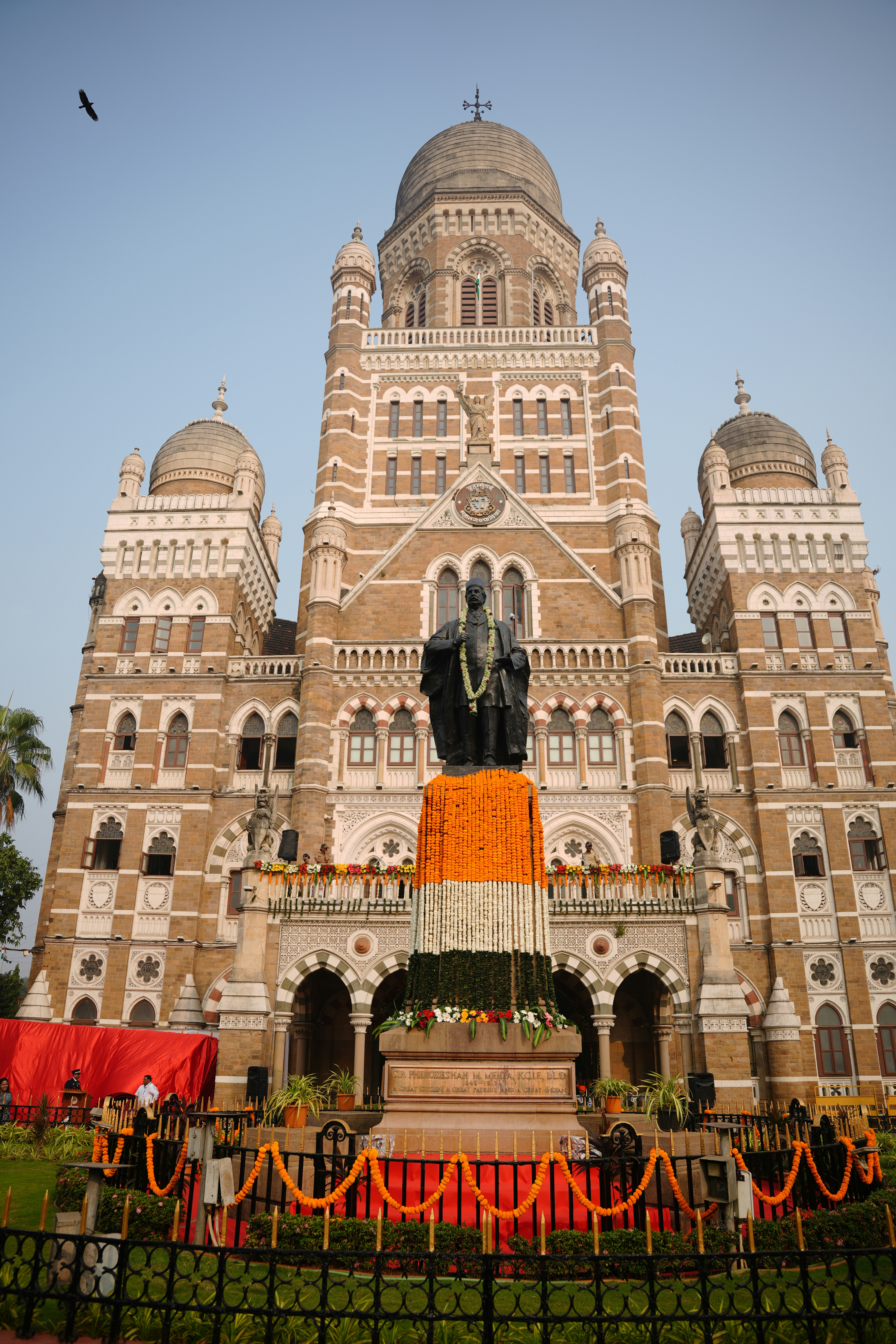 Brihanmumbai municipal corporation building with statue