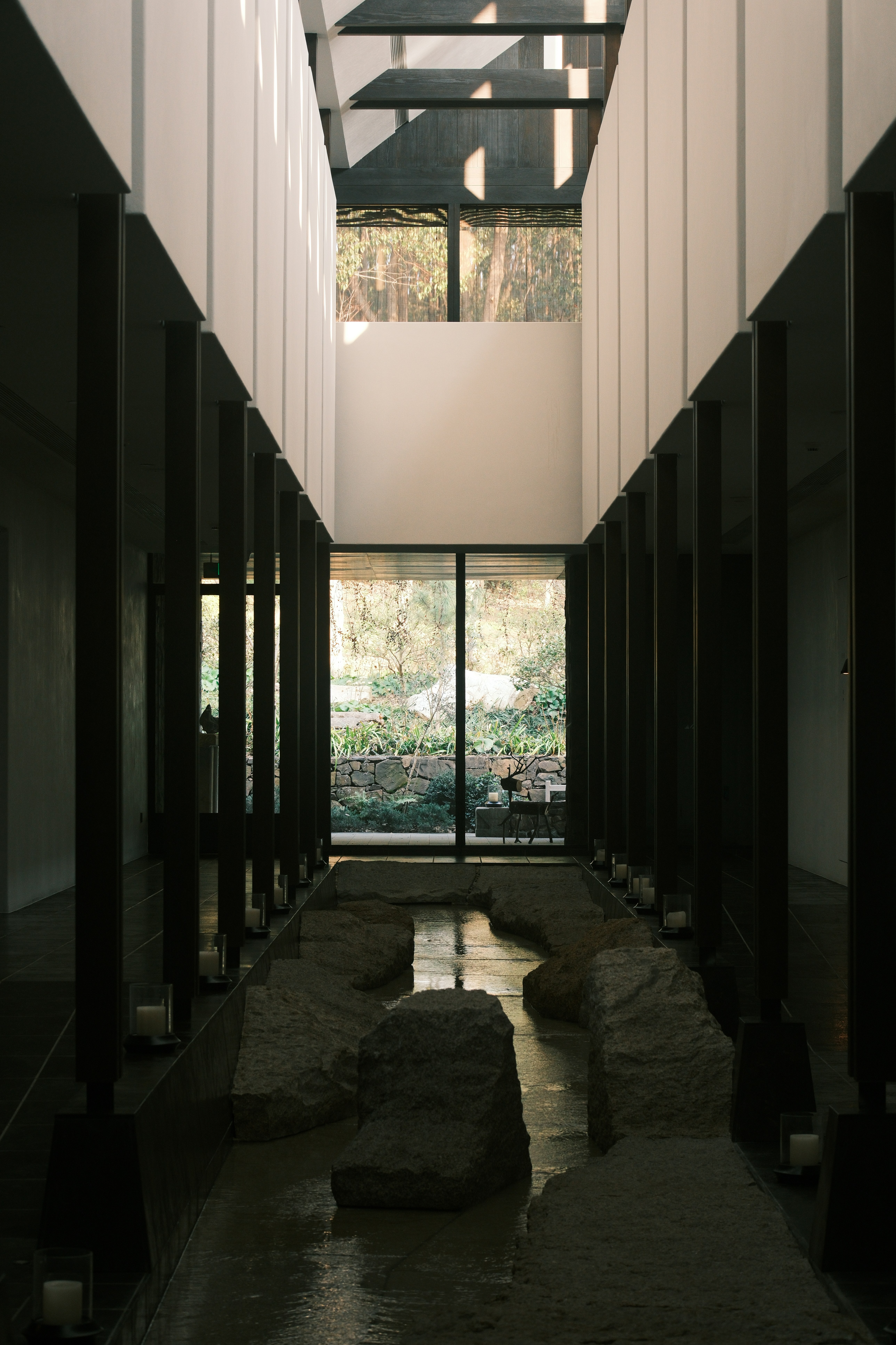 Photo of Modern hallway with water feature and large windows by Alan Jiang