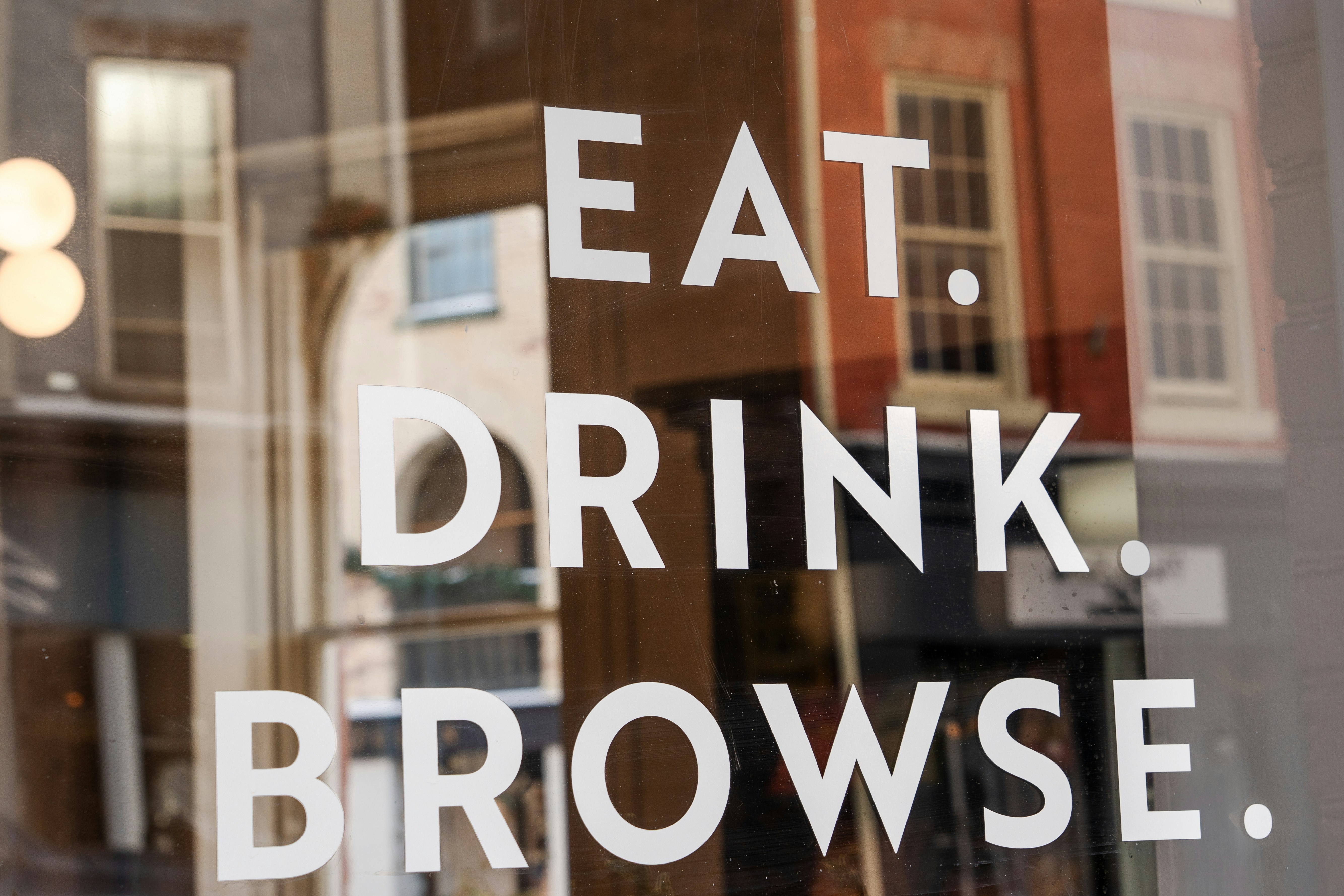 Mange. Bois. parcourez. Un texto sur la vitrine d’un magasin.