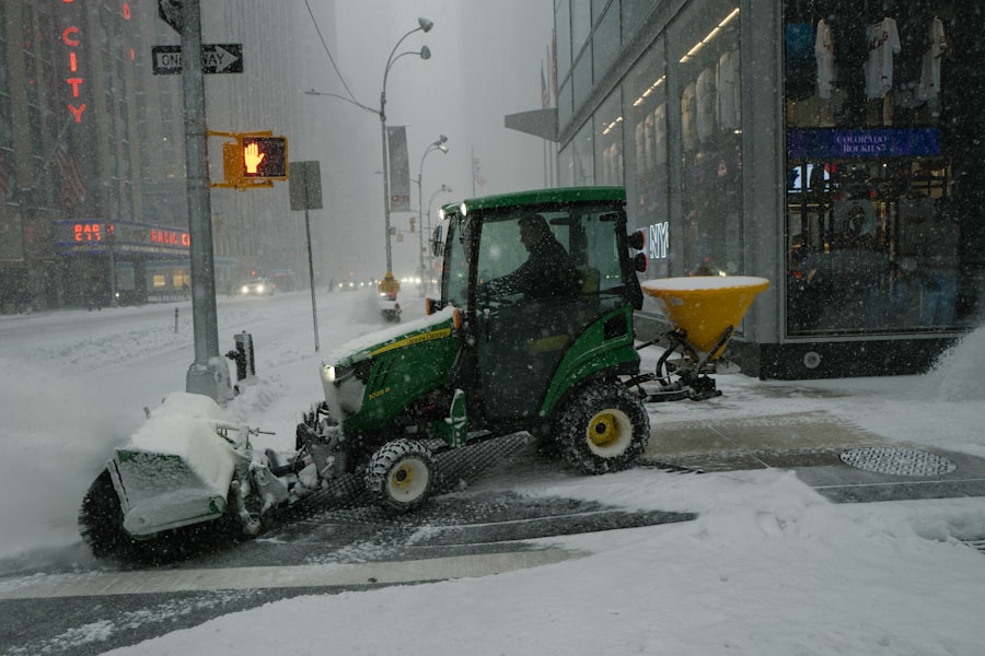 Winterdienst und Räumdienst München – Schneepflug räumt verschneite Straße
