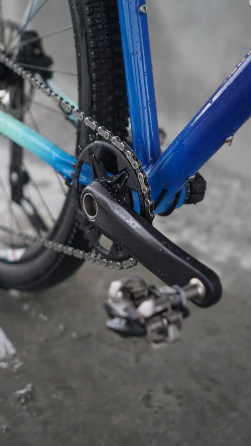 Detail van crankset en ketting van een fiets
