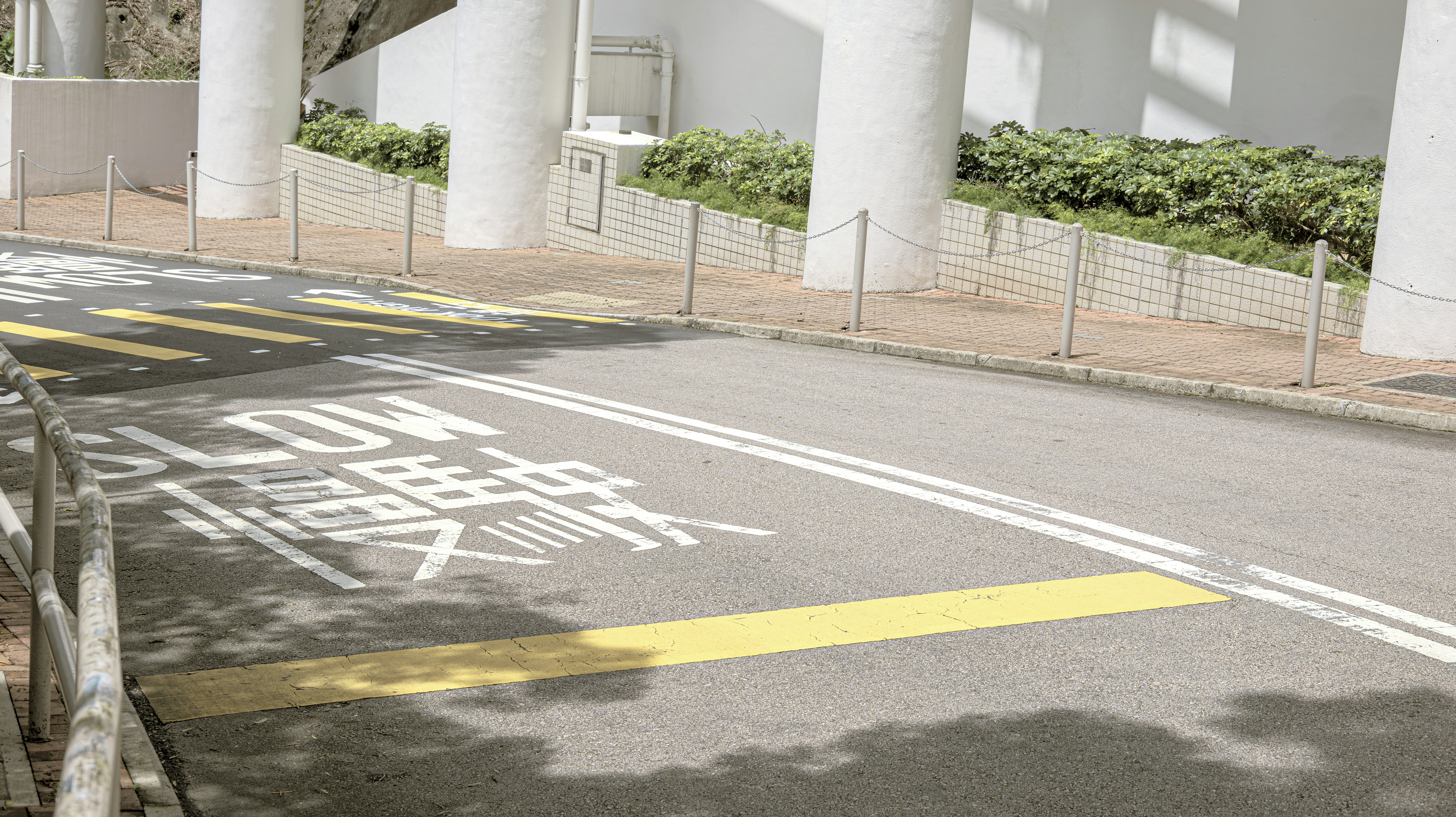 Eine Straße mit Zebrastreifen und darauf ist "langsam" gemalt.