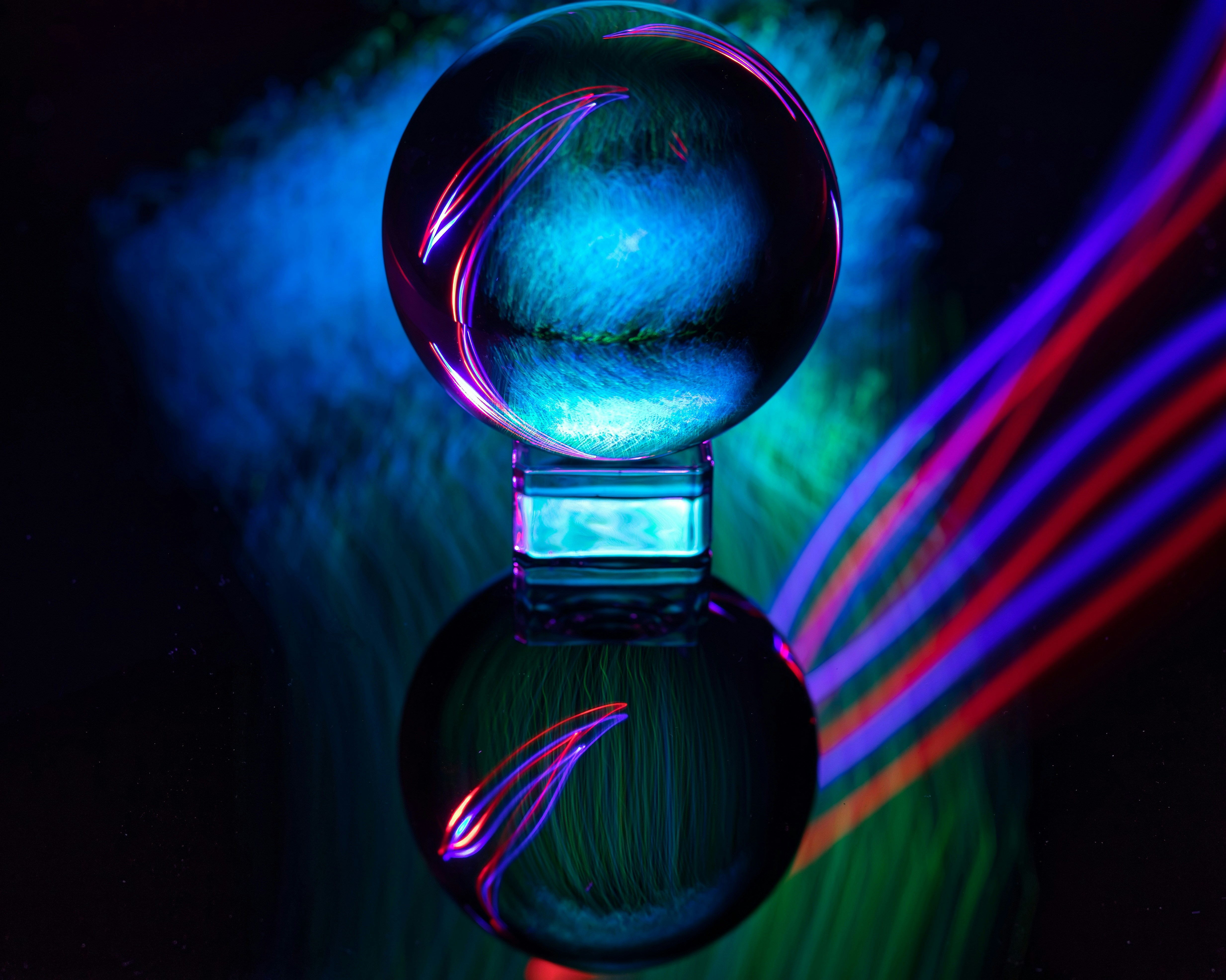Sfera di vetro che riflette strisce di luce colorate
