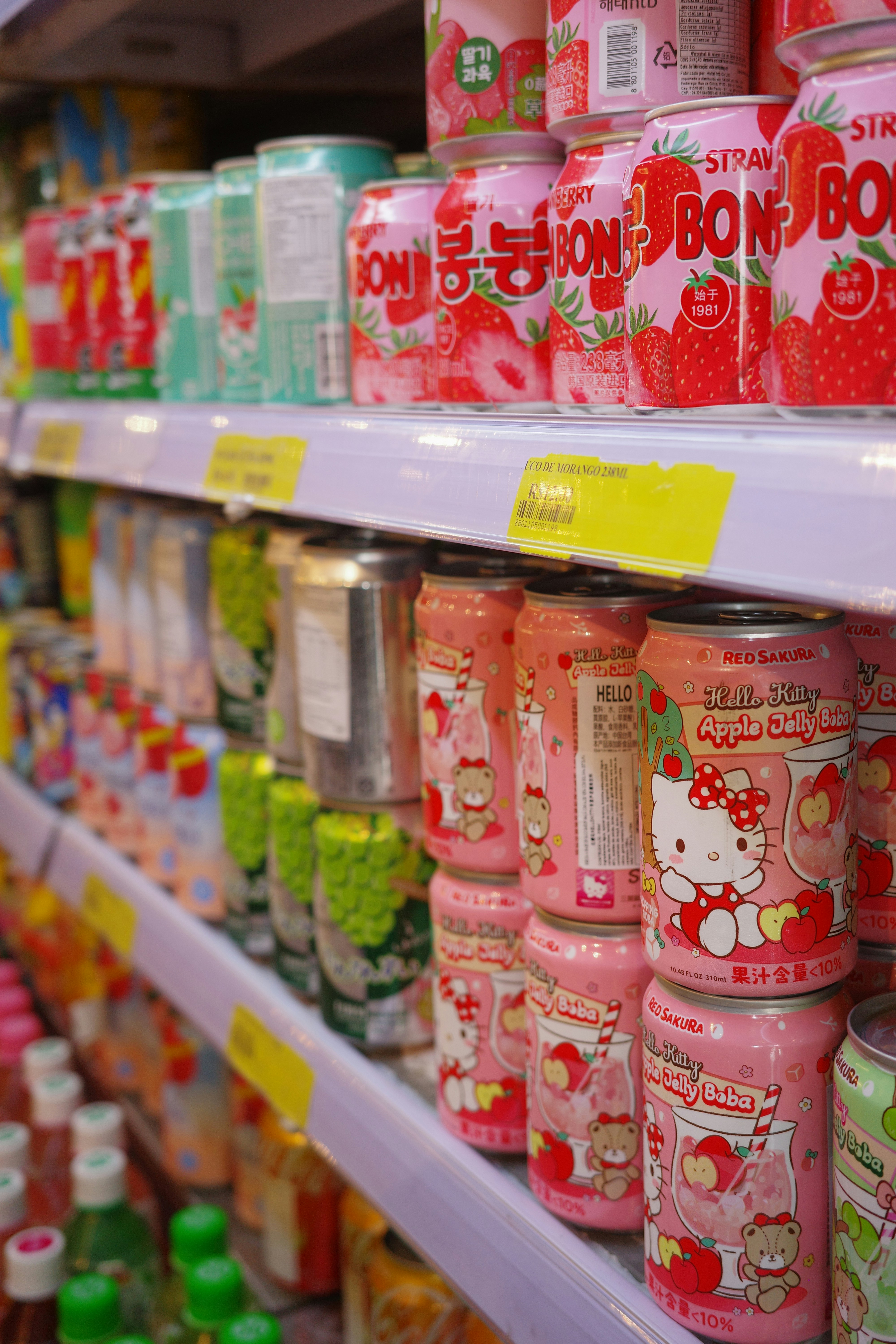 Regale voller rosa Erdbeer- und Hello-Kitty-Dosengetränke.