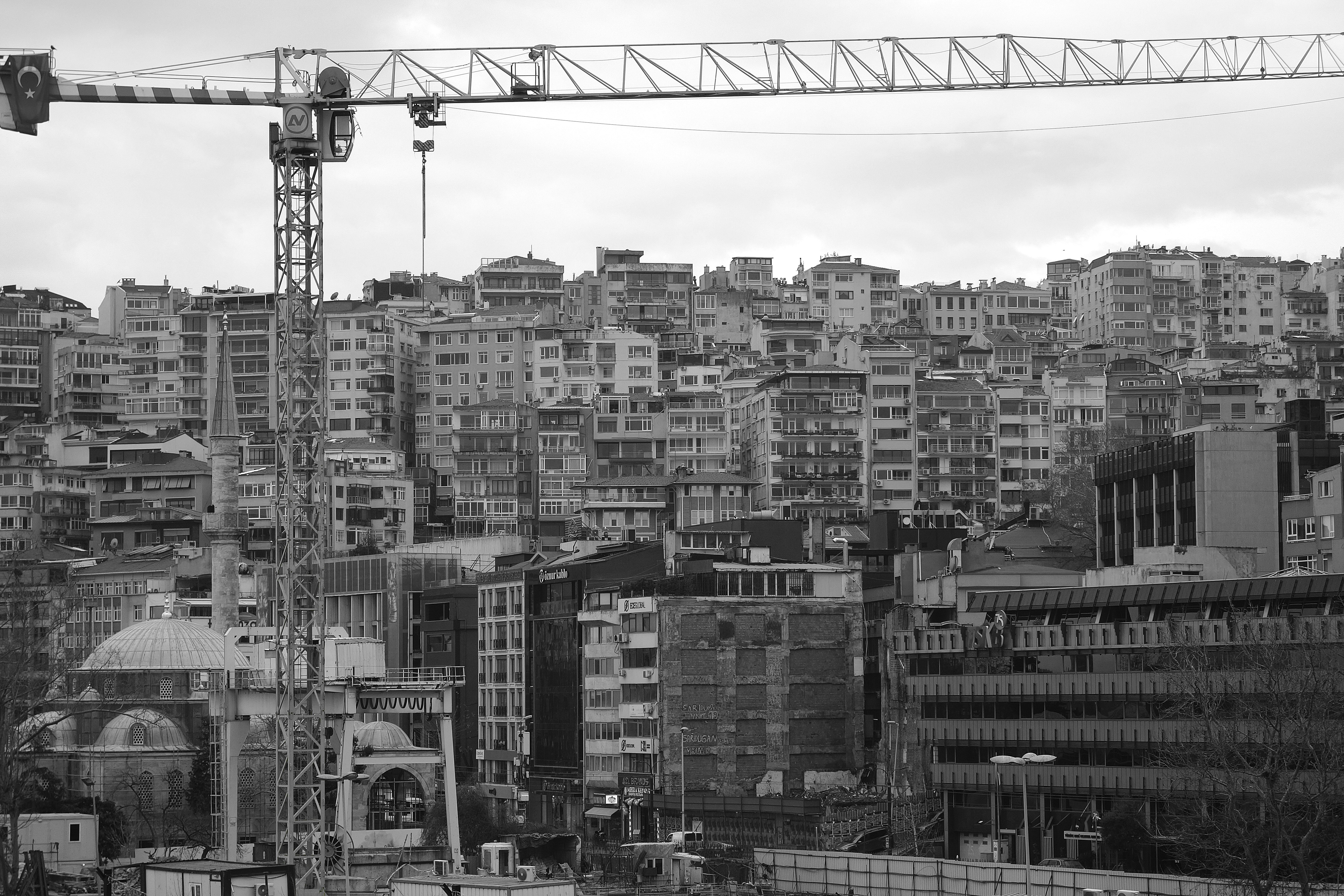 Grúa de construcción sobre edificios urbanos densos
