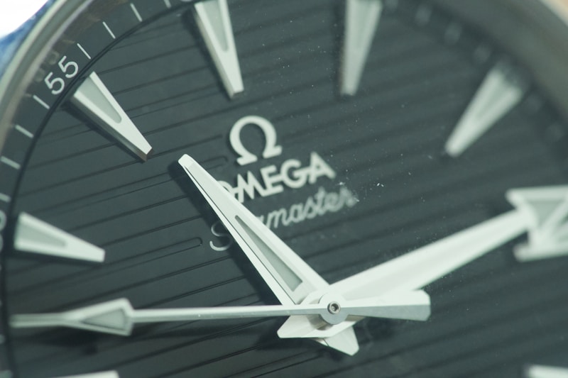 lyxig klocka med omega-märke