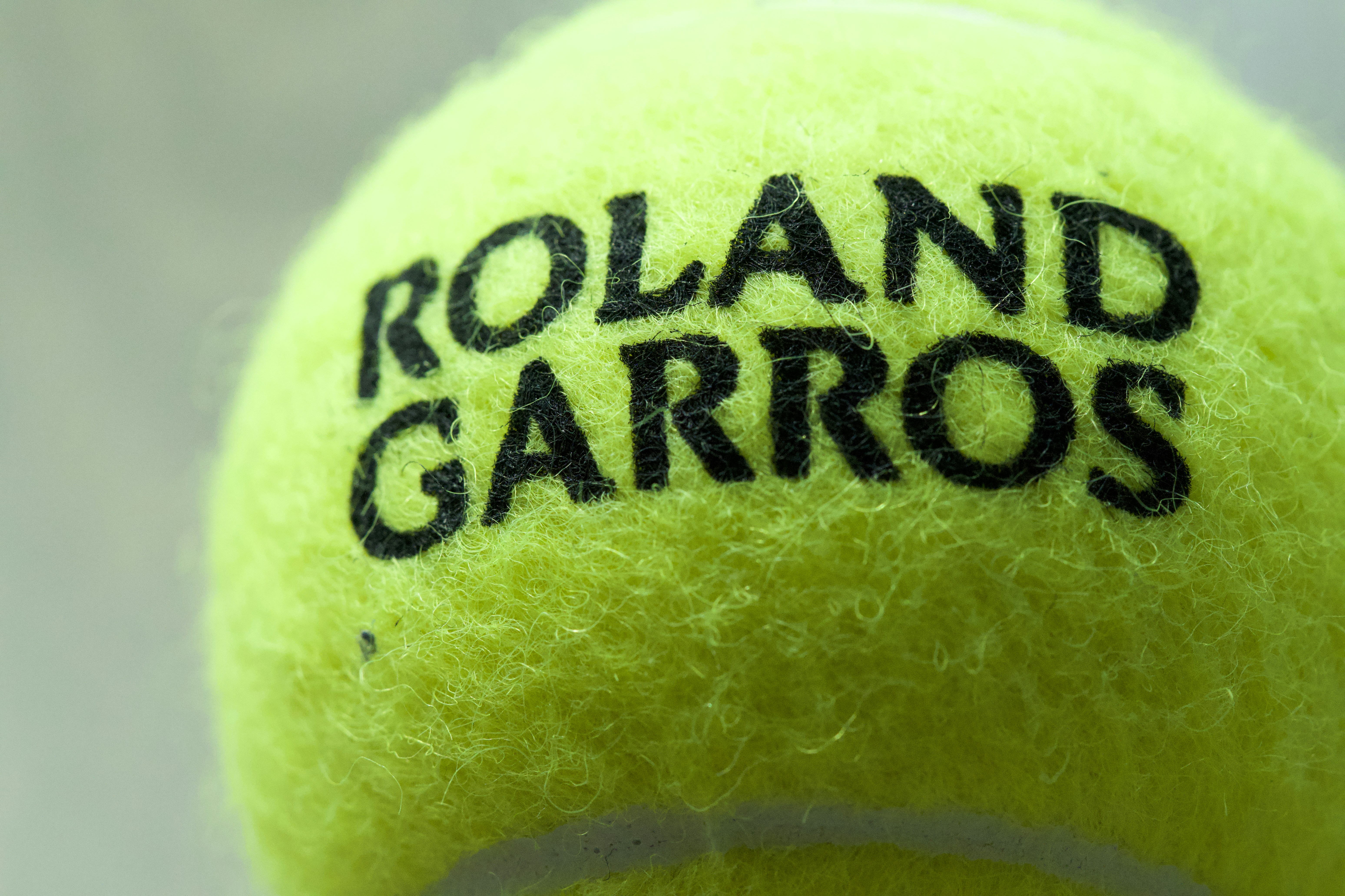 Nahaufnahme eines Roland-Garros-Tennisballs