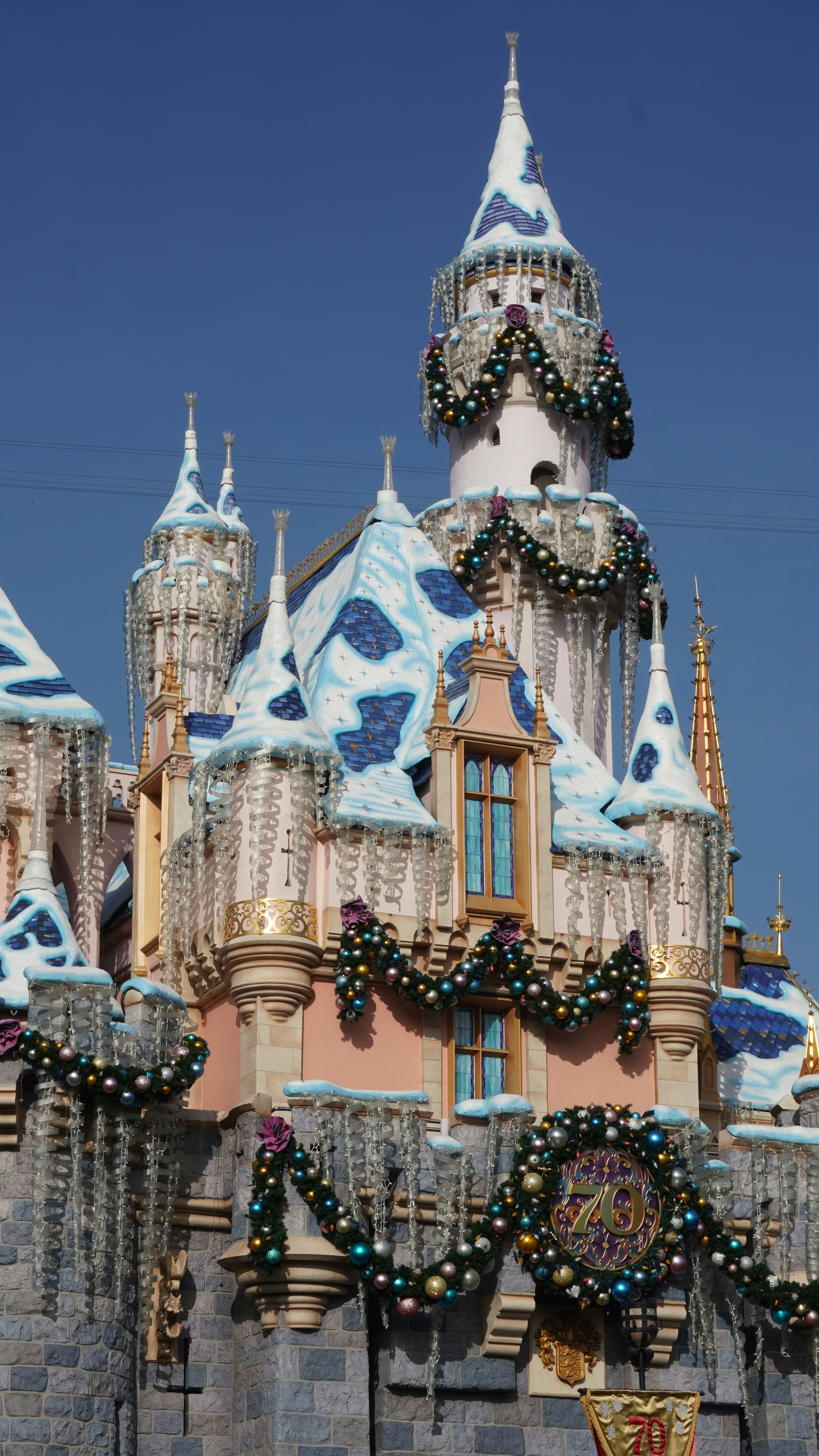 겨울 휴가를 위해 꾸며진 동화 속 성.