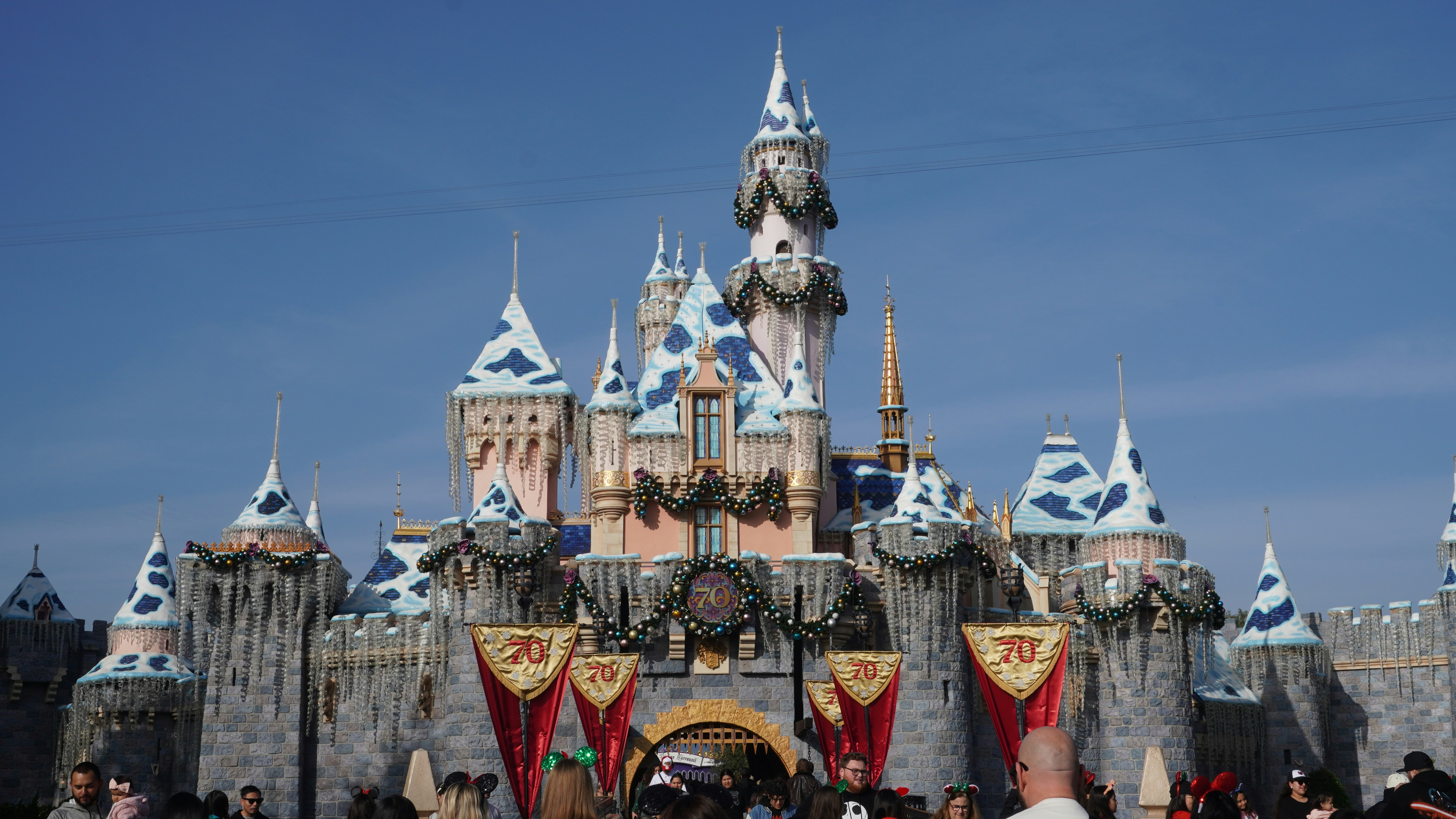 눈 덮인 성과 아래의 국기와 사람들