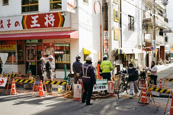日本の街角の建設作業員たち