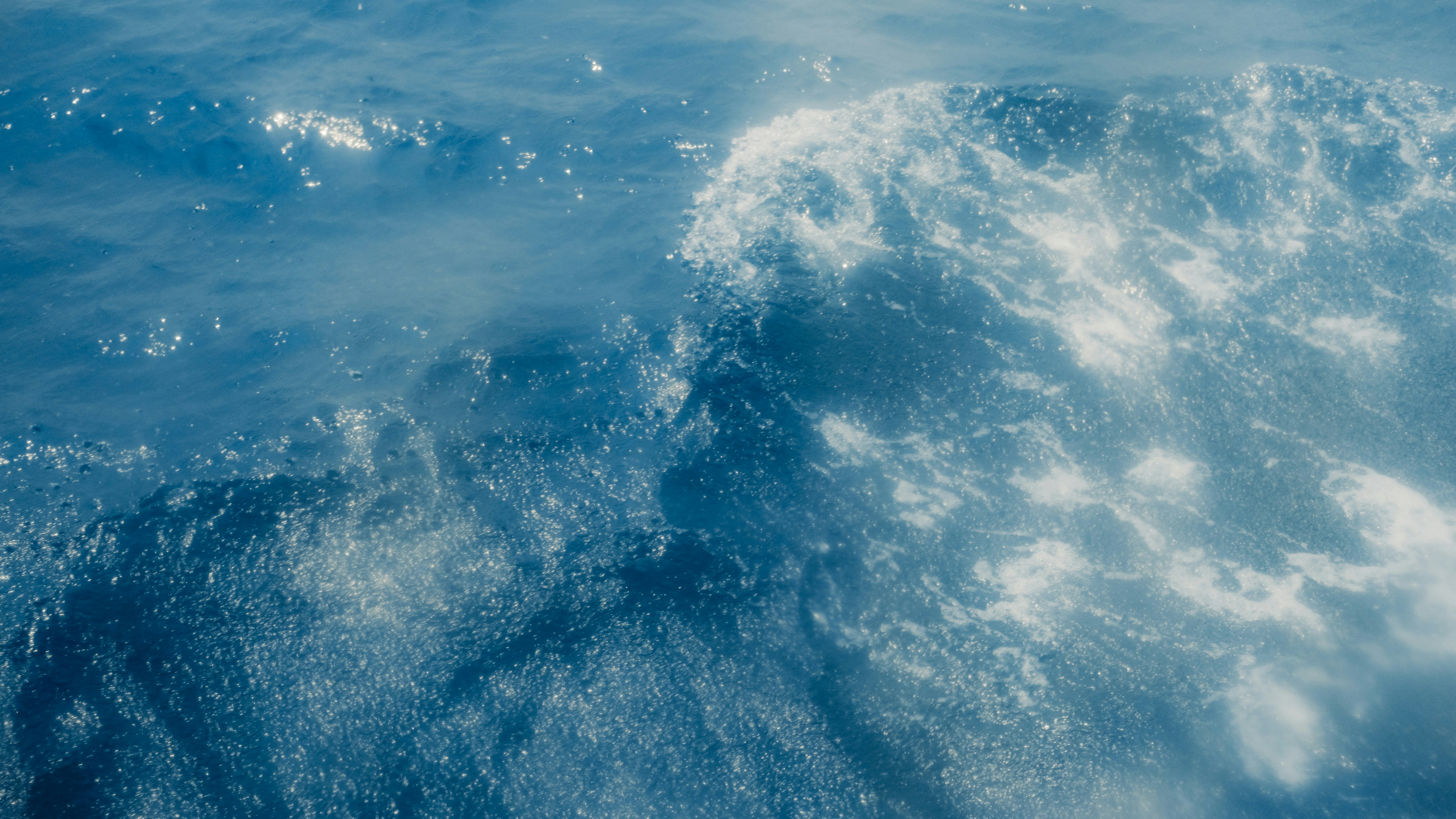 하얀 거품과 물보라가 튀는 부서지는 바다 파도.