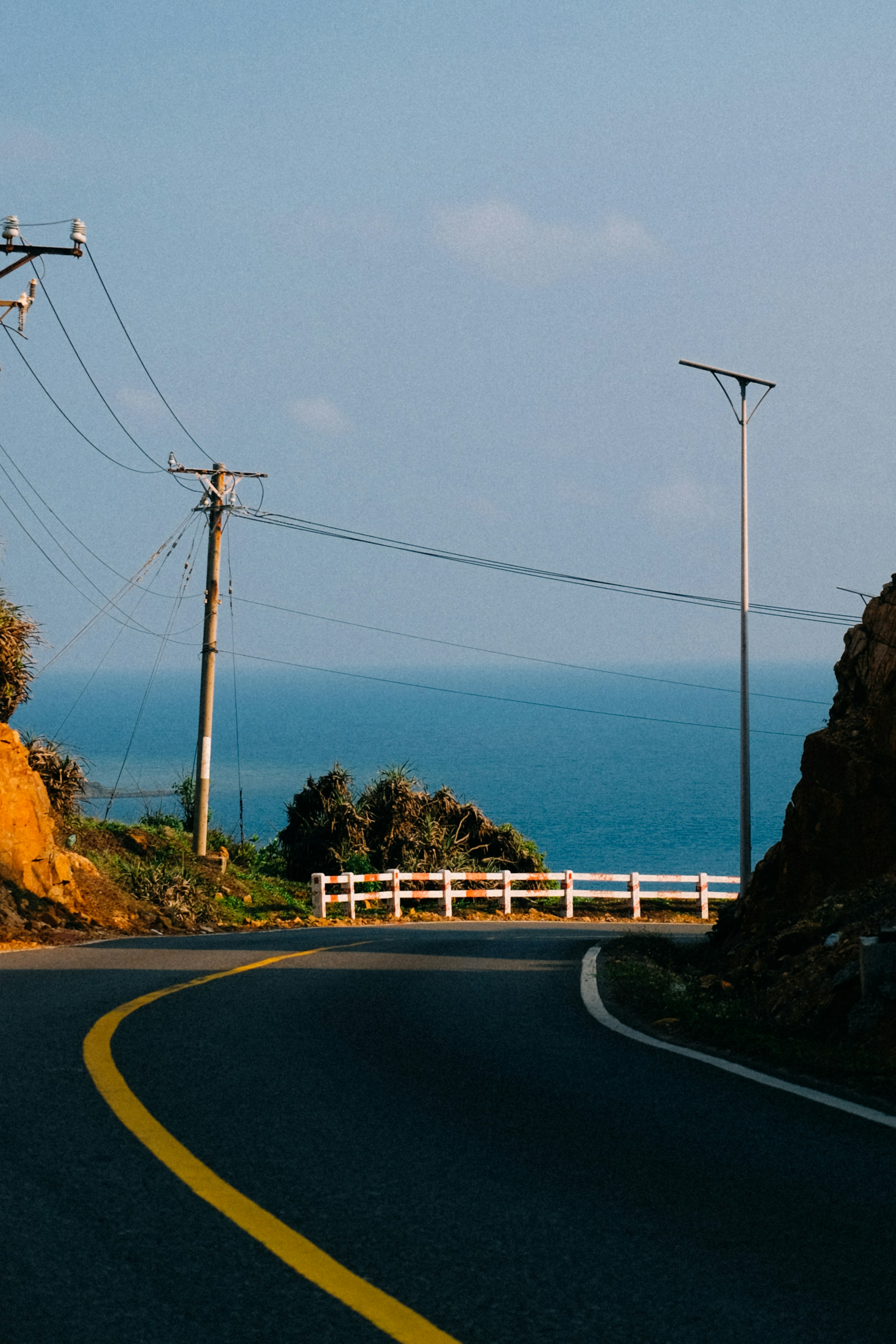 바다 옆에 노란 선이 있는 굽이진 도로