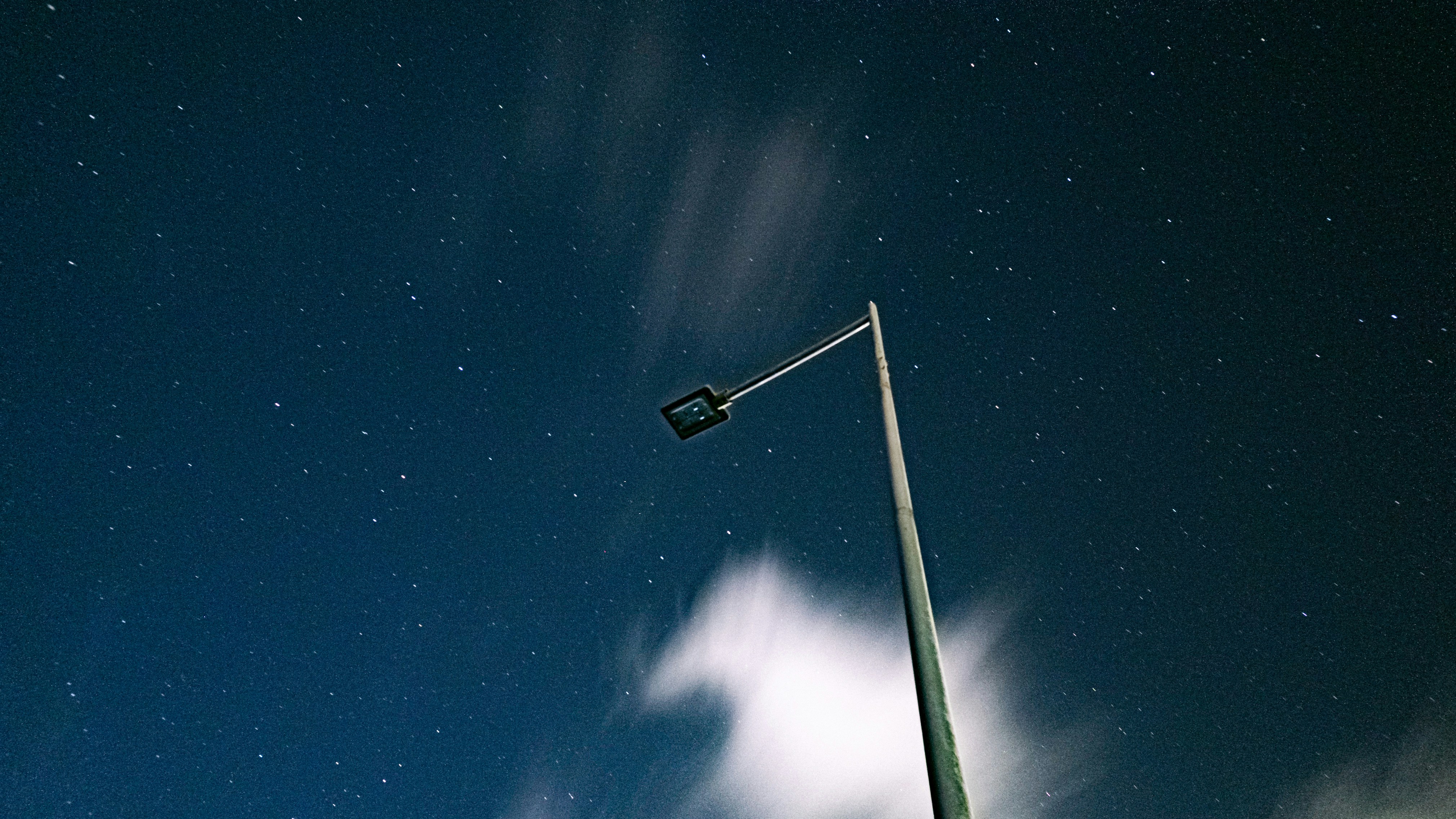 별이 빛나는 밤하늘을 배경으로 한 가로등